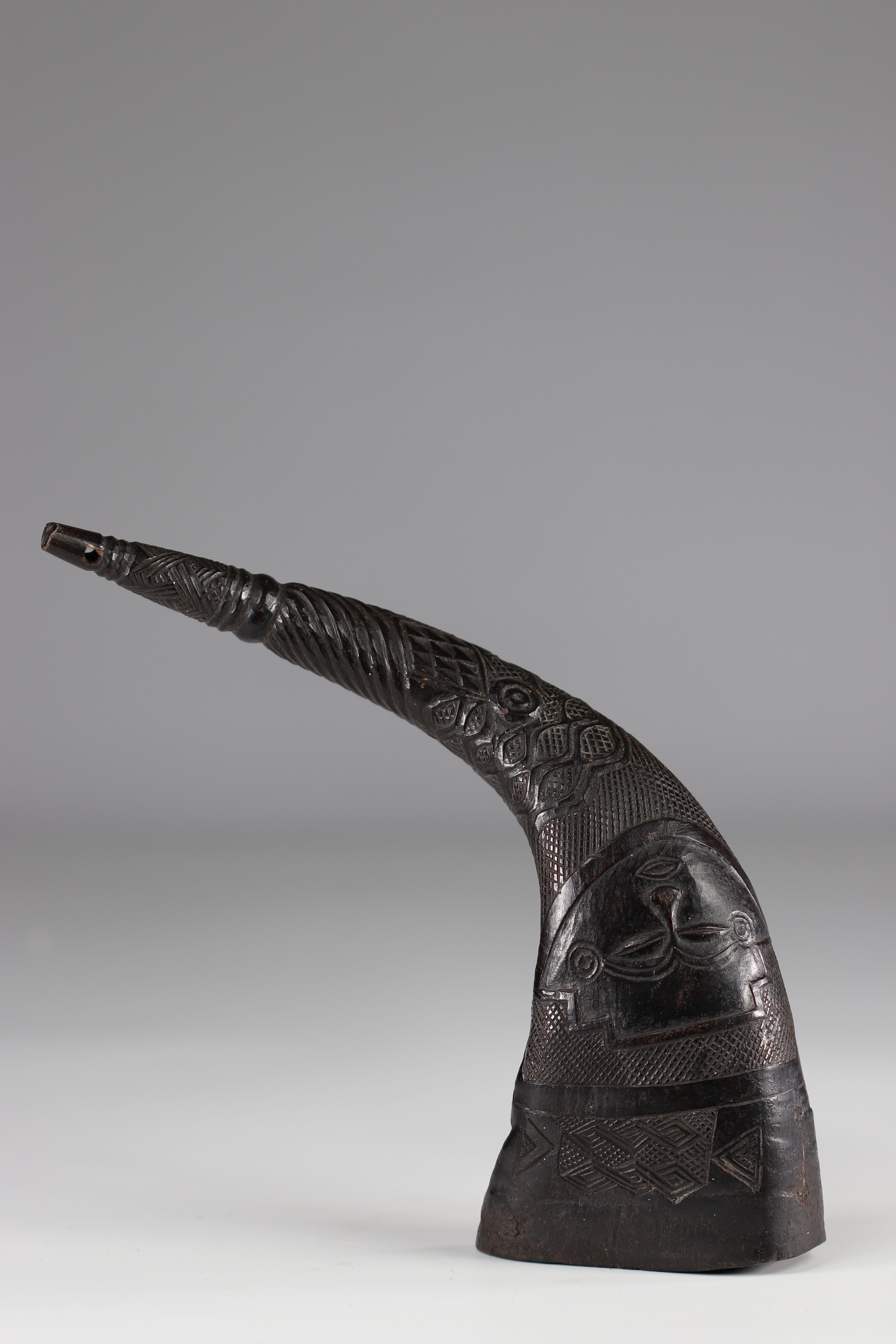 Beautiful buffalo horn decorated with a face used to consume palm wine - Kuba - early 20th century -