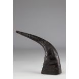Beautiful buffalo horn decorated with a face used to consume palm wine - Kuba - early 20th century -
