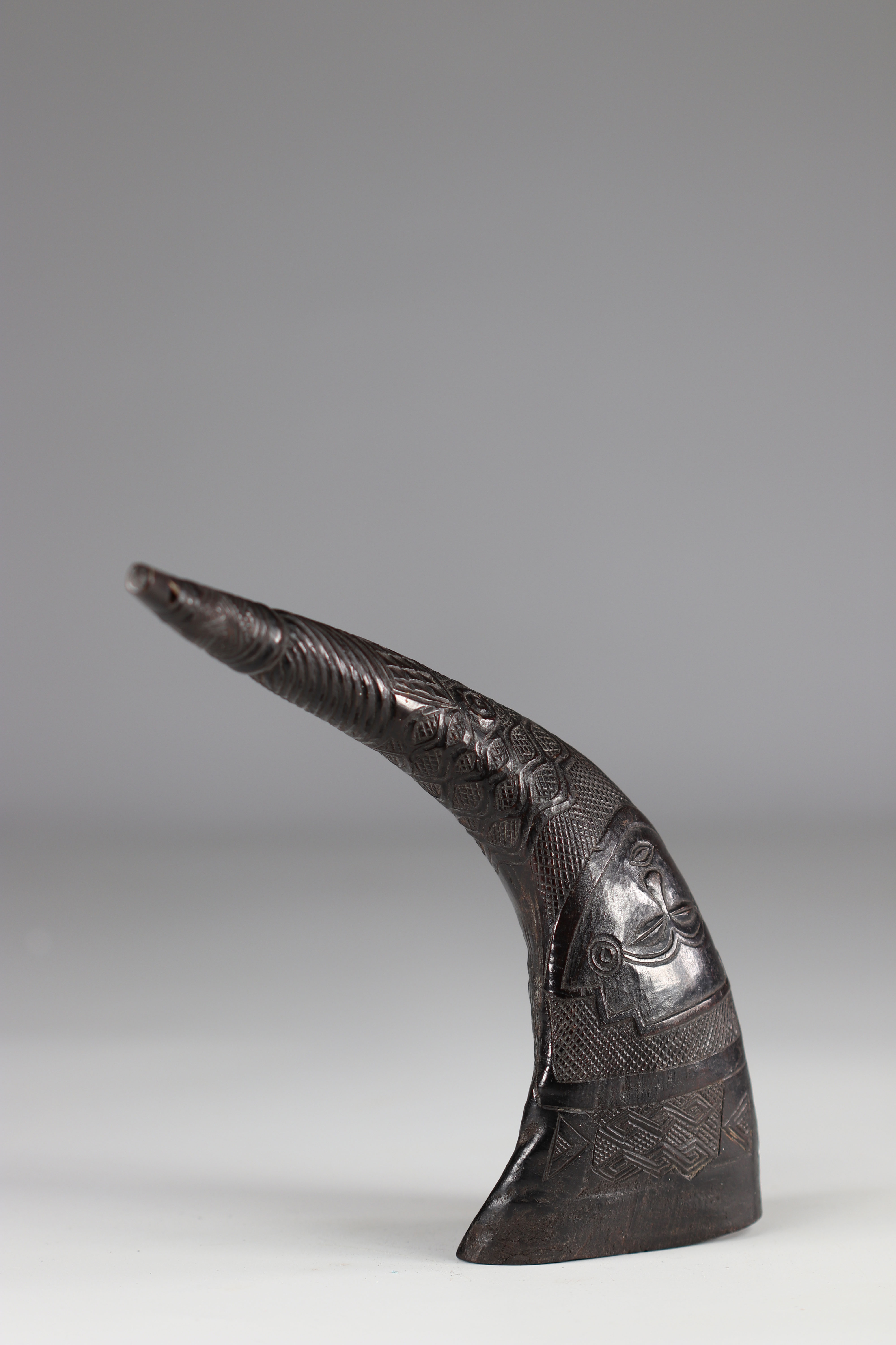 Beautiful buffalo horn decorated with a face used to consume palm wine - Kuba - early 20th century - - Image 3 of 3