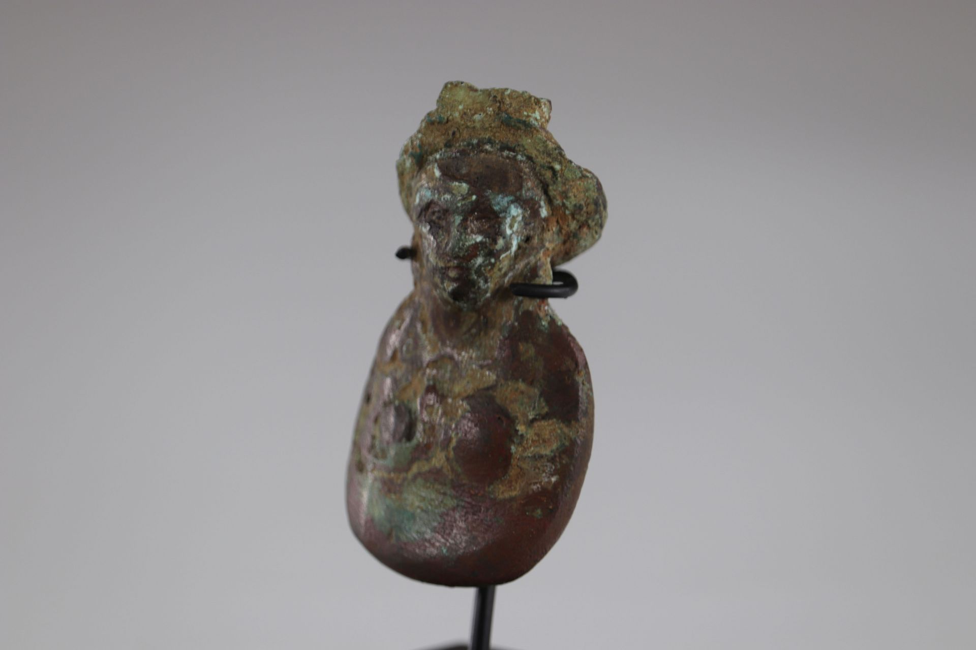 Probably Roman period bust of a young woman in bronze - Image 3 of 3