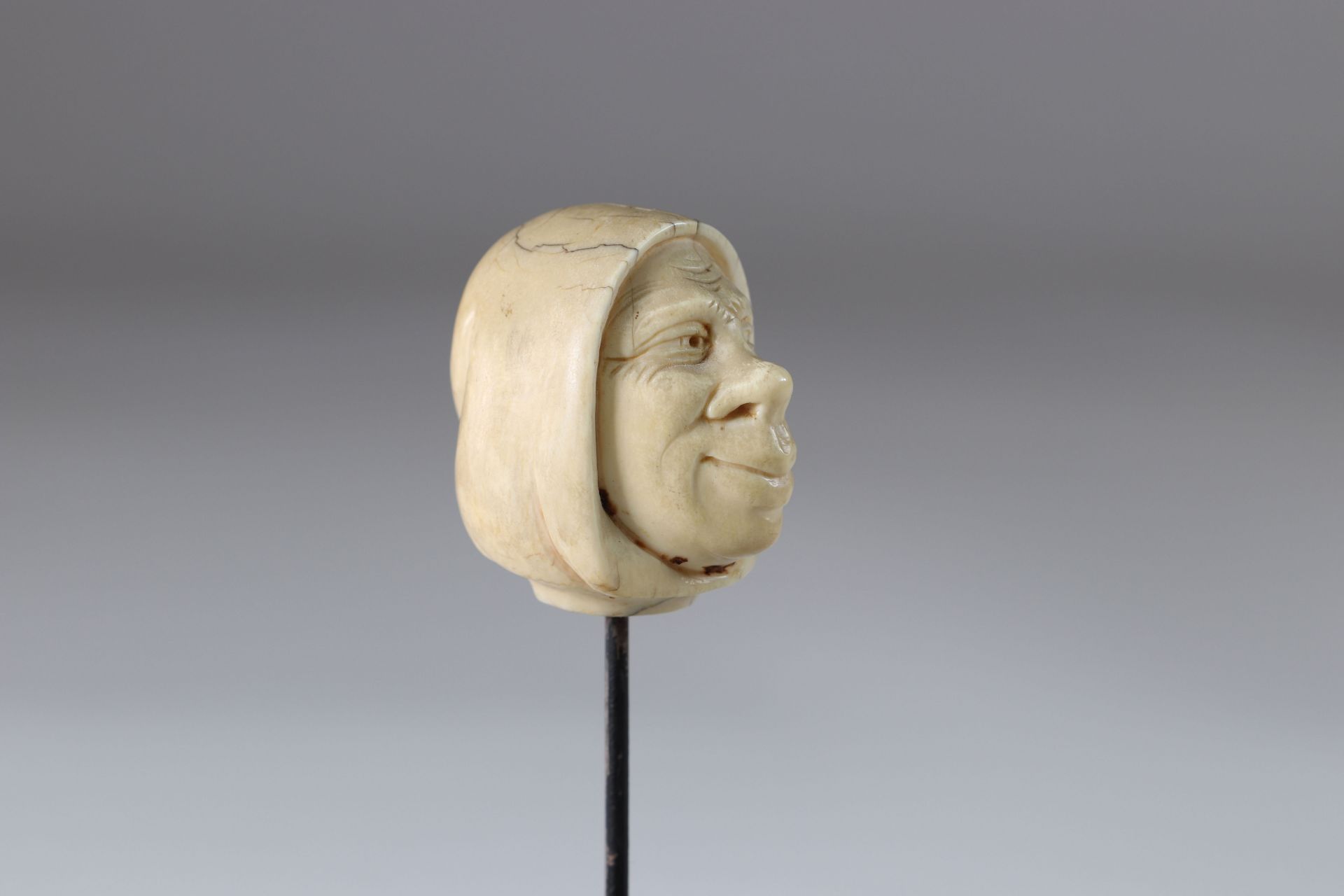 Cane knob carved with a monk's head - Bild 2 aus 3
