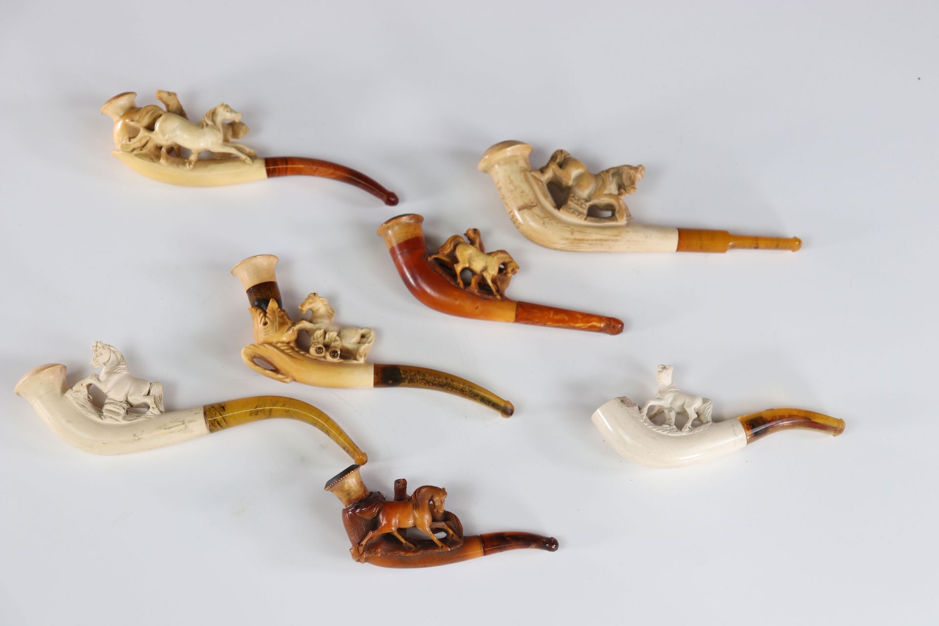 Lot of 7 amber and foam pipes decorated with horses - Image 2 of 2