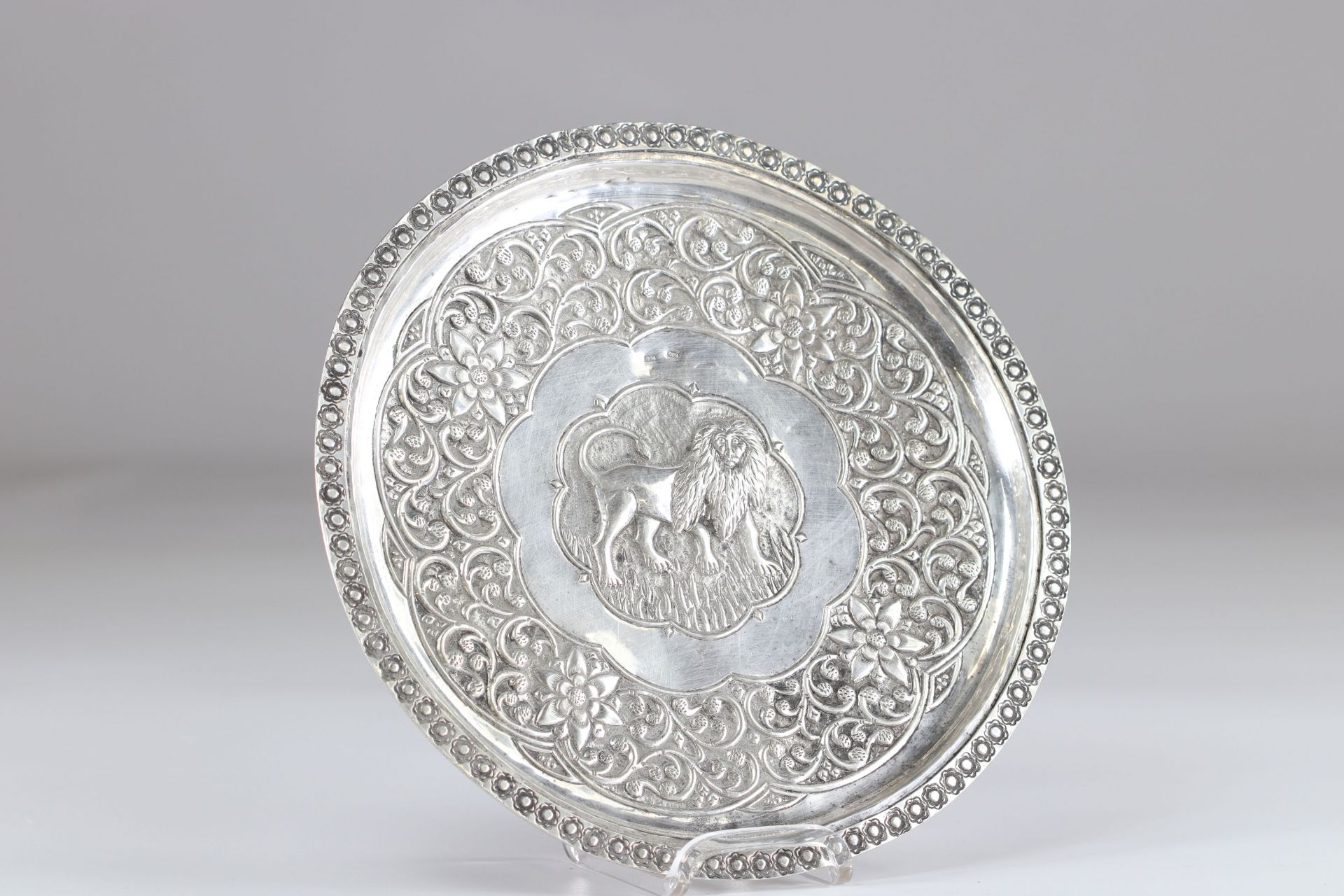 Silver dish in the center a lion probably India - Bild 2 aus 3