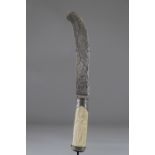 Sumptuous African colonial knife blade engraved with Congo weapons, handle carved with characters ci