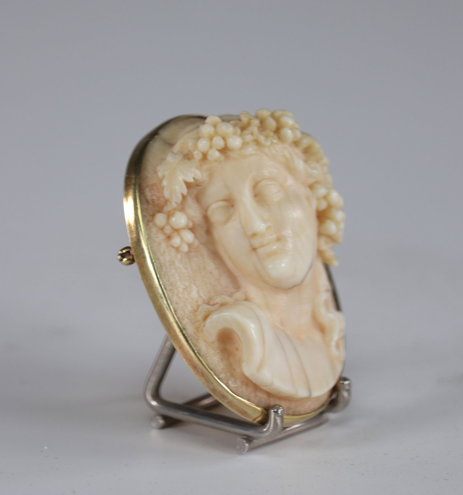 Brooch mounted on gold carved bust 18th - Image 2 of 2