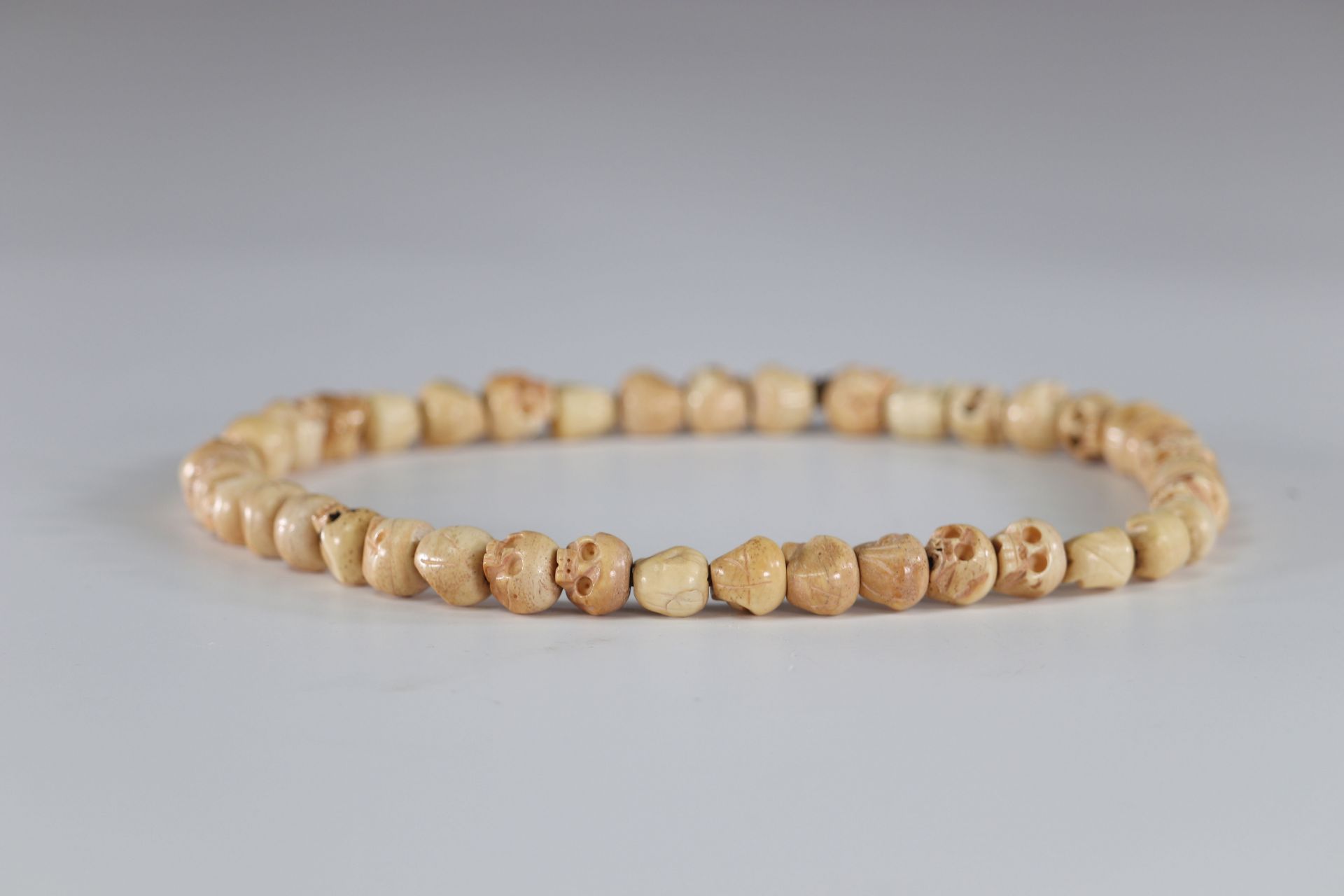 Necklace decorated with carved bone skull - Bild 2 aus 2