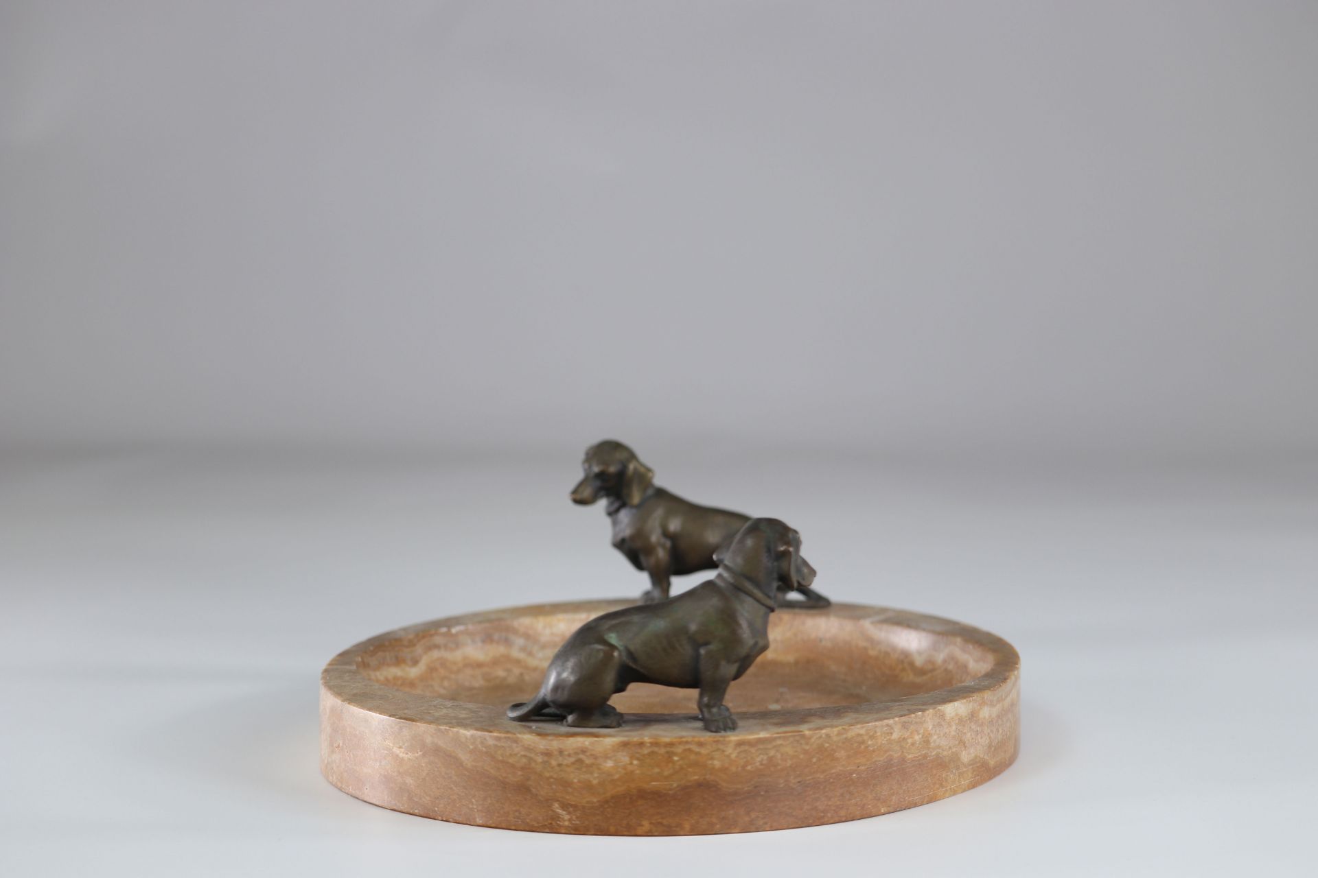 Important marble empty pocket decorated with two bronze dogs probably Viennese work. - Image 2 of 3