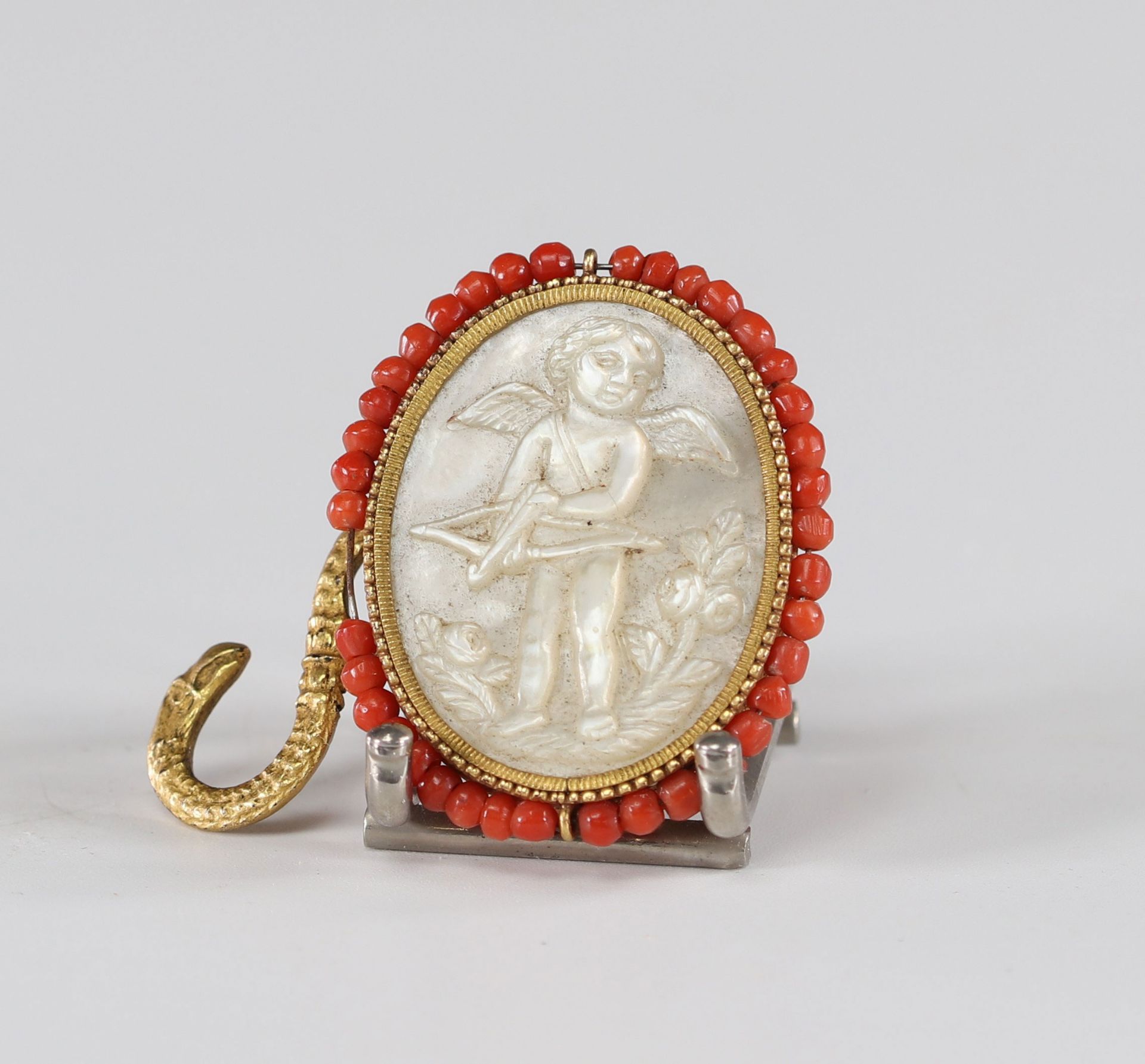 Rare Louis XV mother-of-pearl and coral buttons "engraved with cherubs". - Bild 2 aus 3