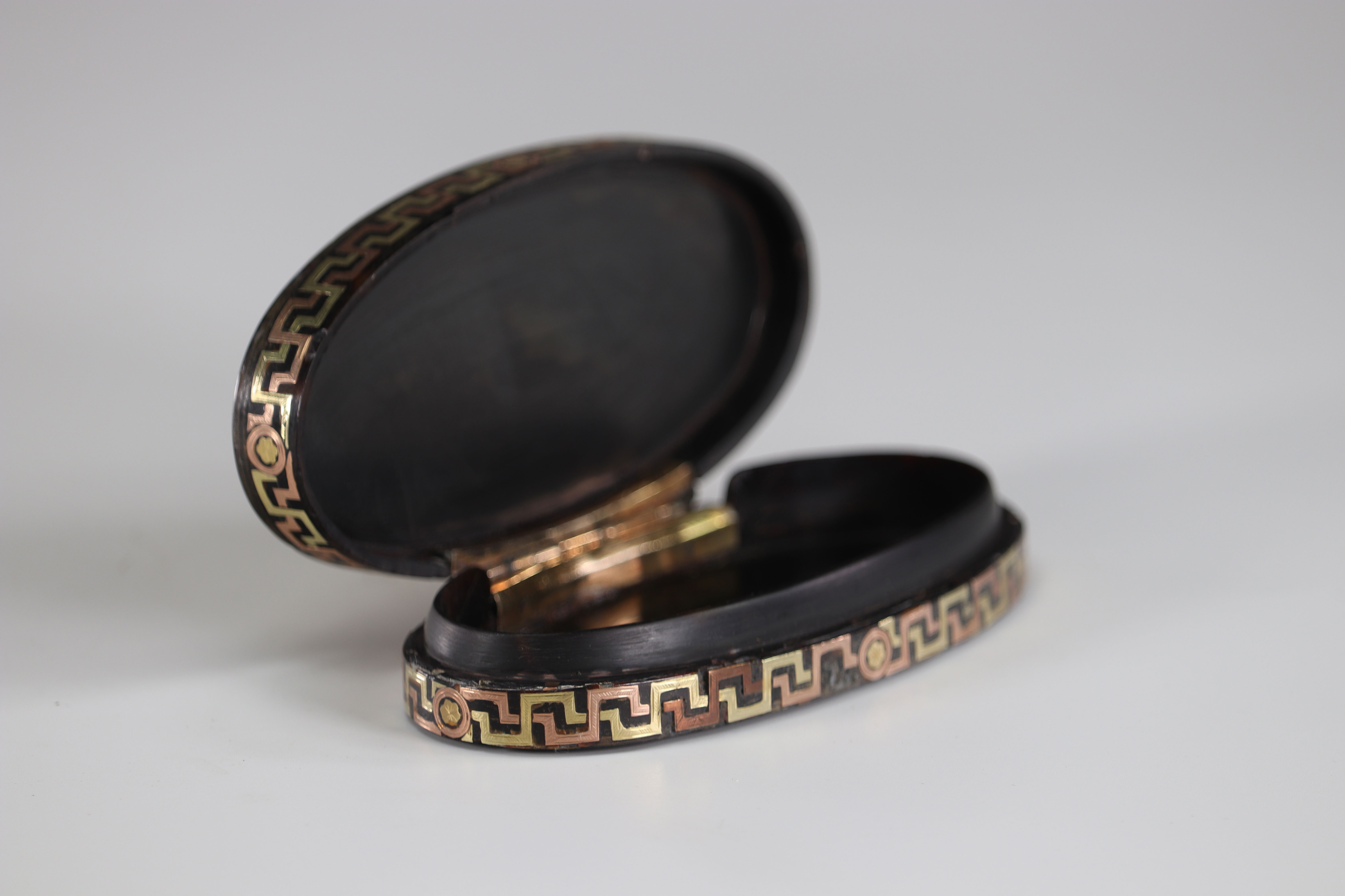 Snuffbox probably in gold and copper early 19th century - Image 3 of 4