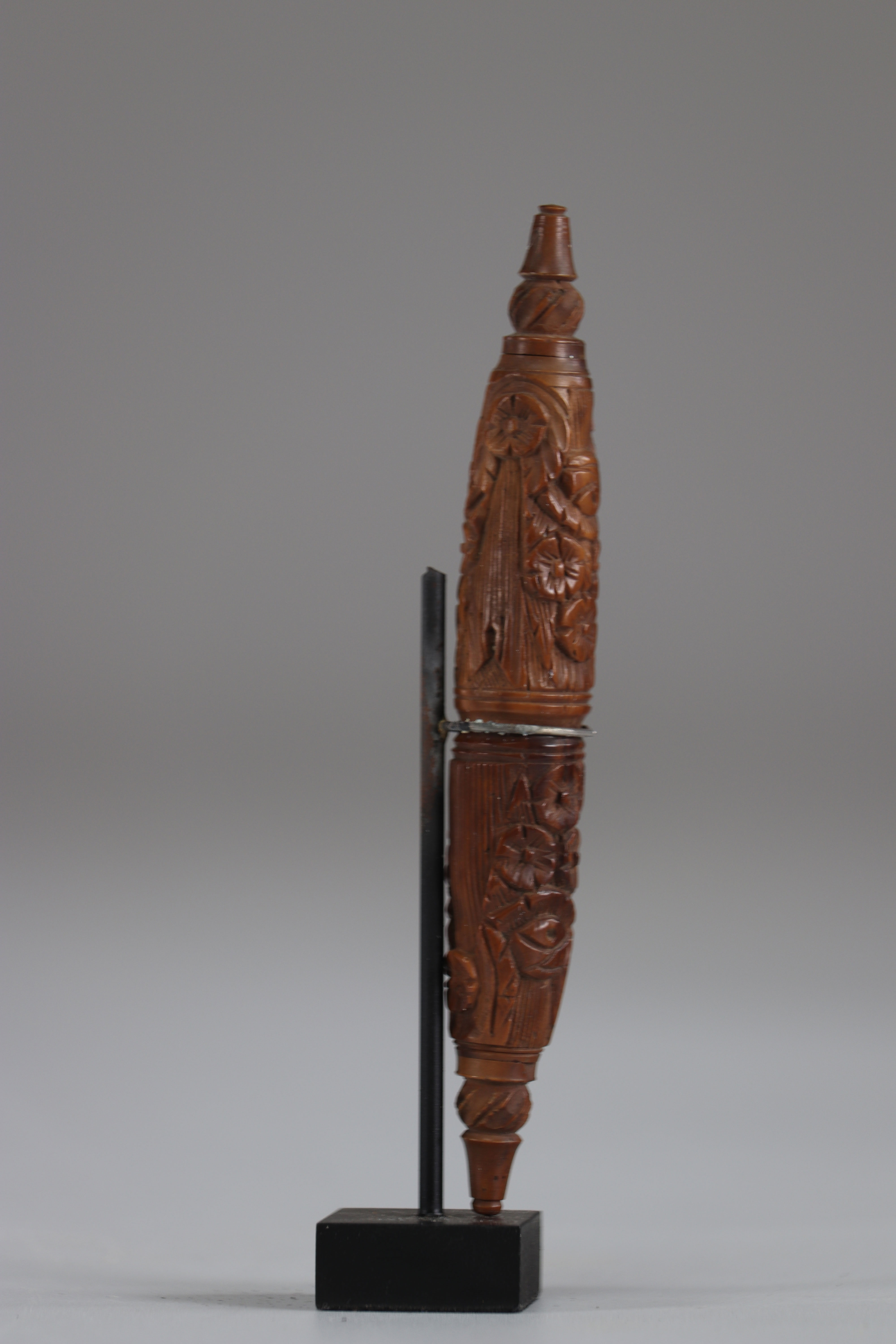 Finely carved needle case - Image 2 of 2