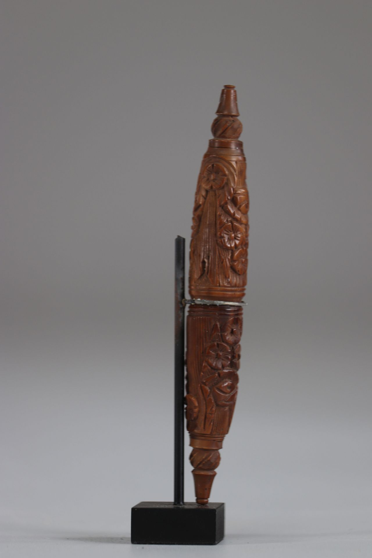 Finely carved needle case - Image 2 of 2