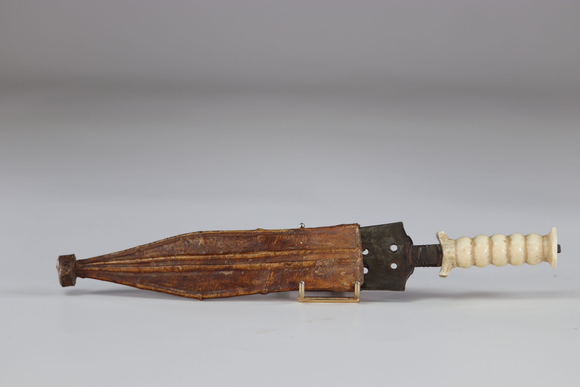 Mangbetu knife in its sheath - Image 3 of 4