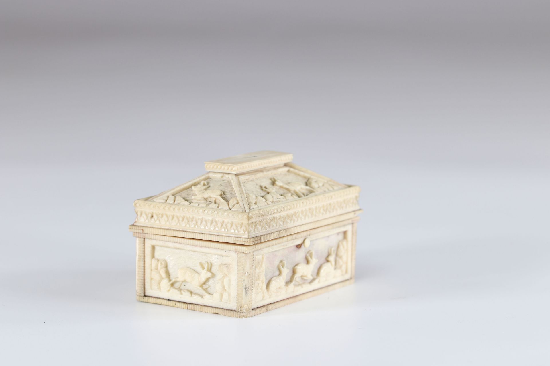 19th century mountain chamois carved box - Image 4 of 4