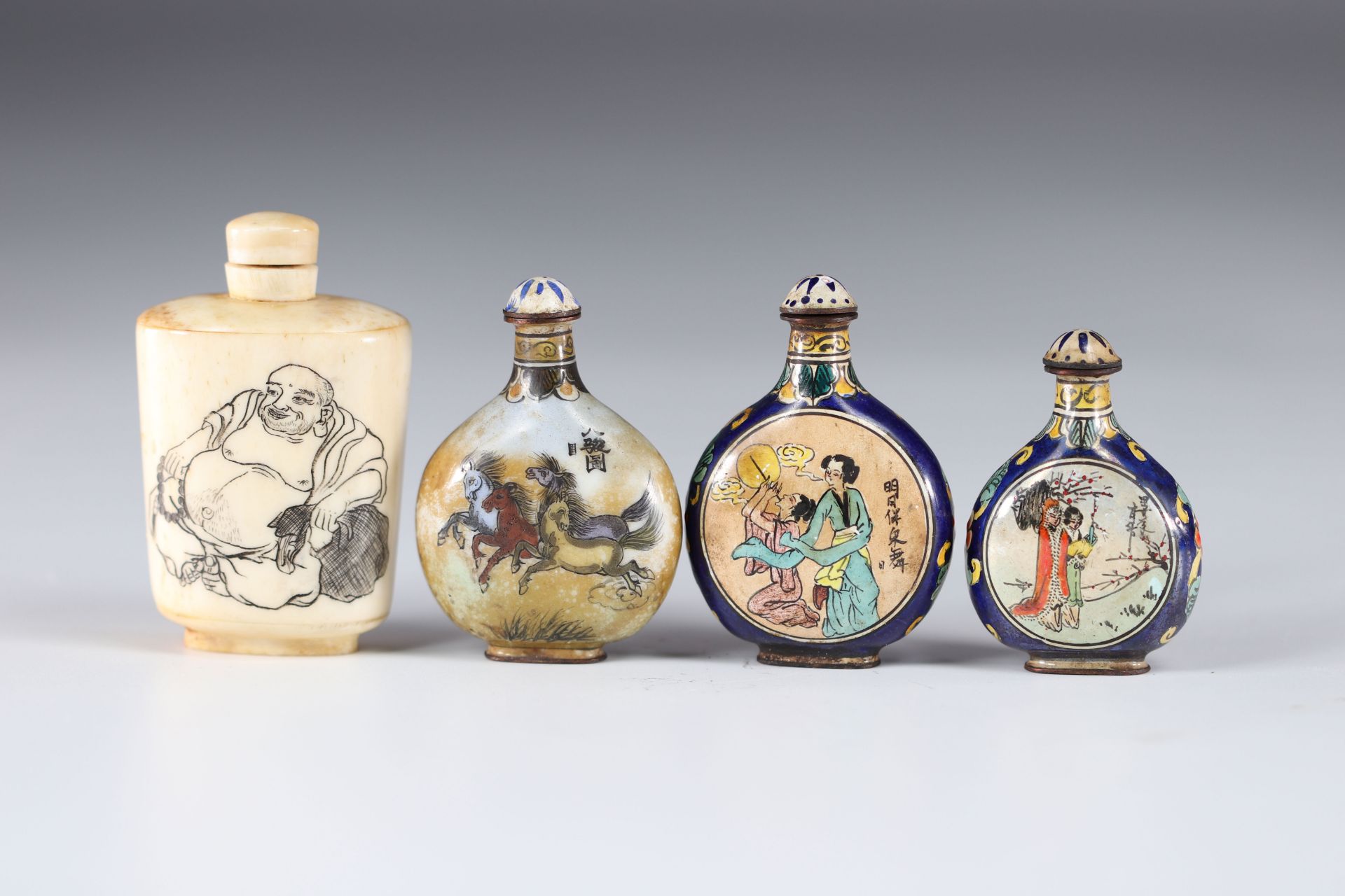 China set of 4 enamel and glass snuffboxes, decoration of characters and horses - Image 2 of 2