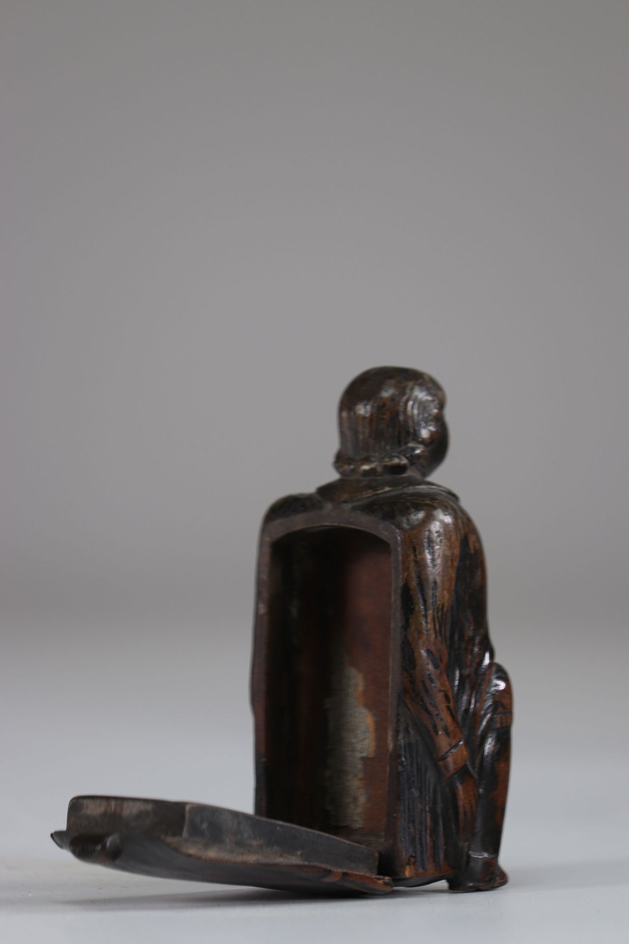 18th century anthropomorphic carved wooden snuffbox - Image 3 of 3