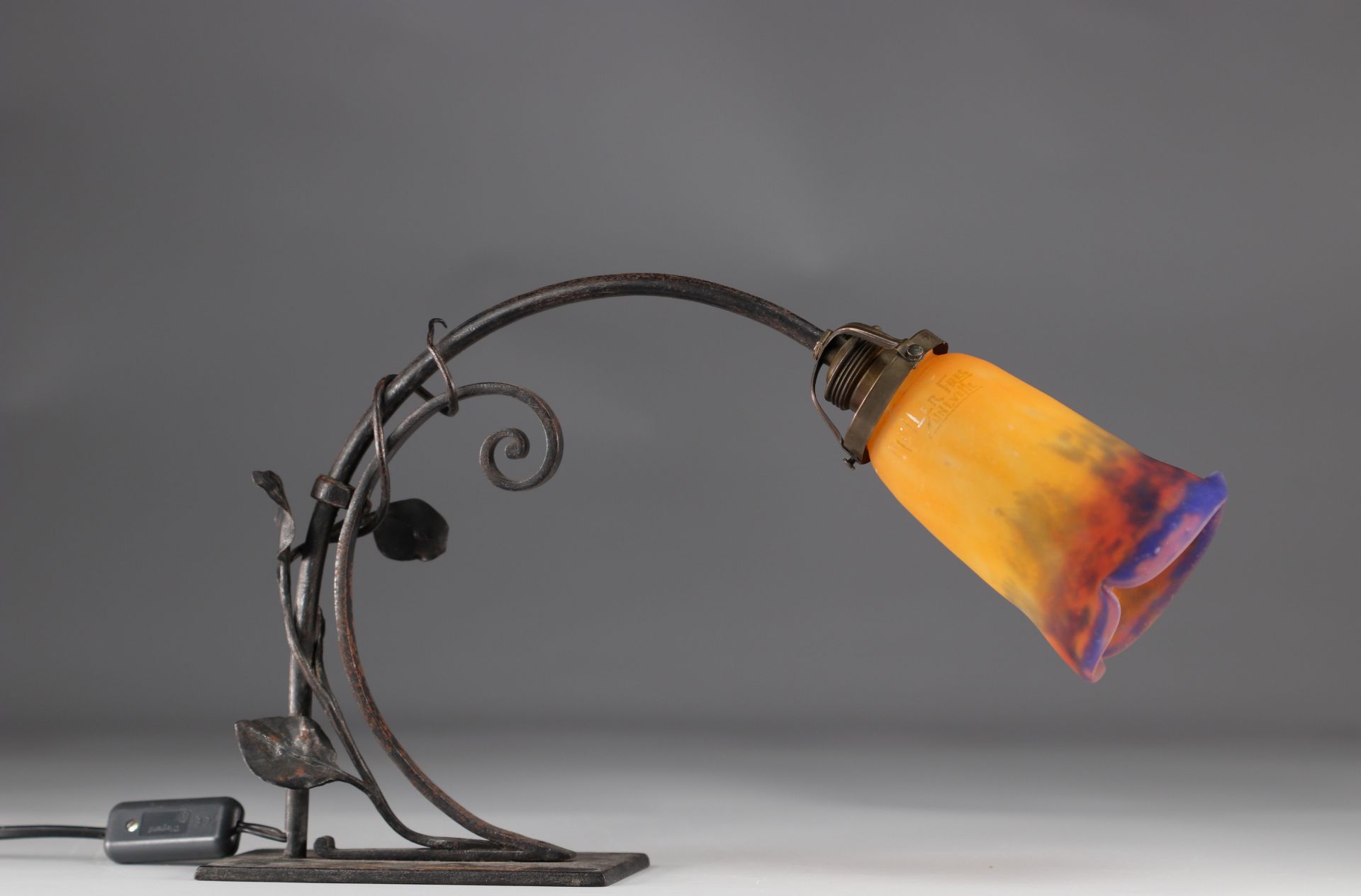 Art deco wrought iron foot lamp (Fran‡ois Carion) bobeche Muller - Image 2 of 3