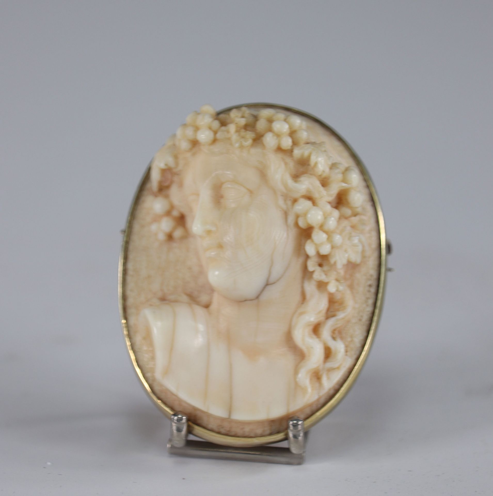 Brooch mounted on gold carved bust 18th