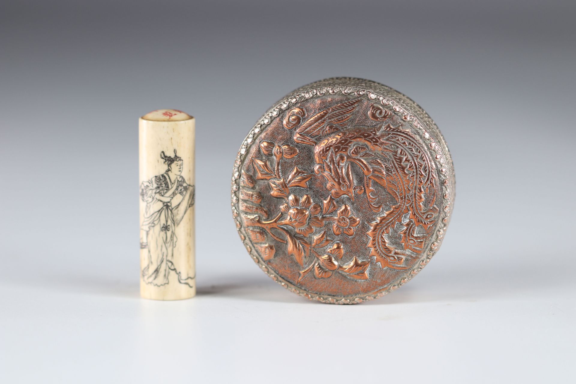 China seal with character decoration and inscription (attached a box decorated with a phoenix)