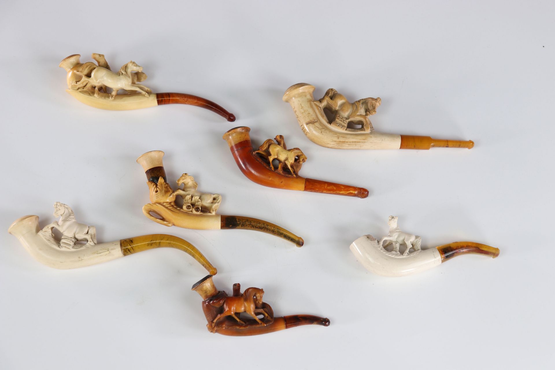 Lot of 7 amber and foam pipes decorated with horses