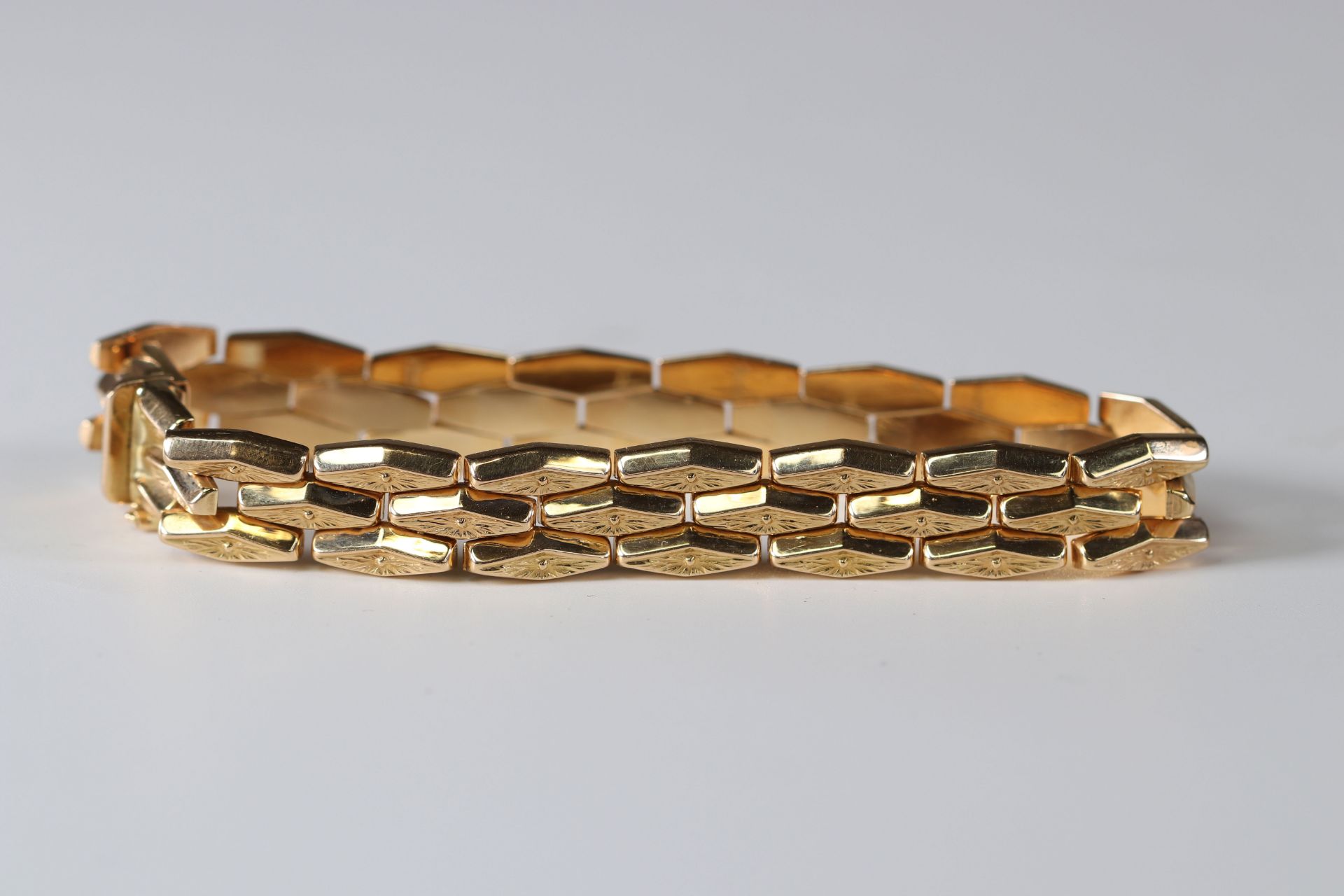 750 hallmark gold bracelet (26.4 grams)