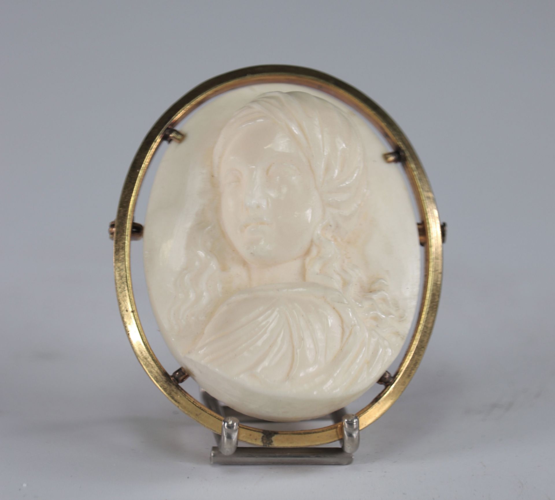 Brooch mounted on gold bust of a young woman carved in ivory