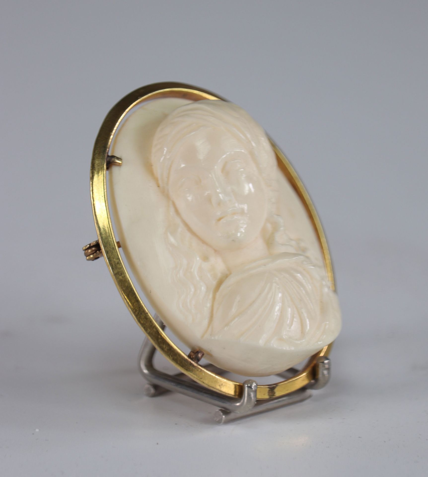 Brooch mounted on gold bust of a young woman carved in ivory - Image 2 of 2