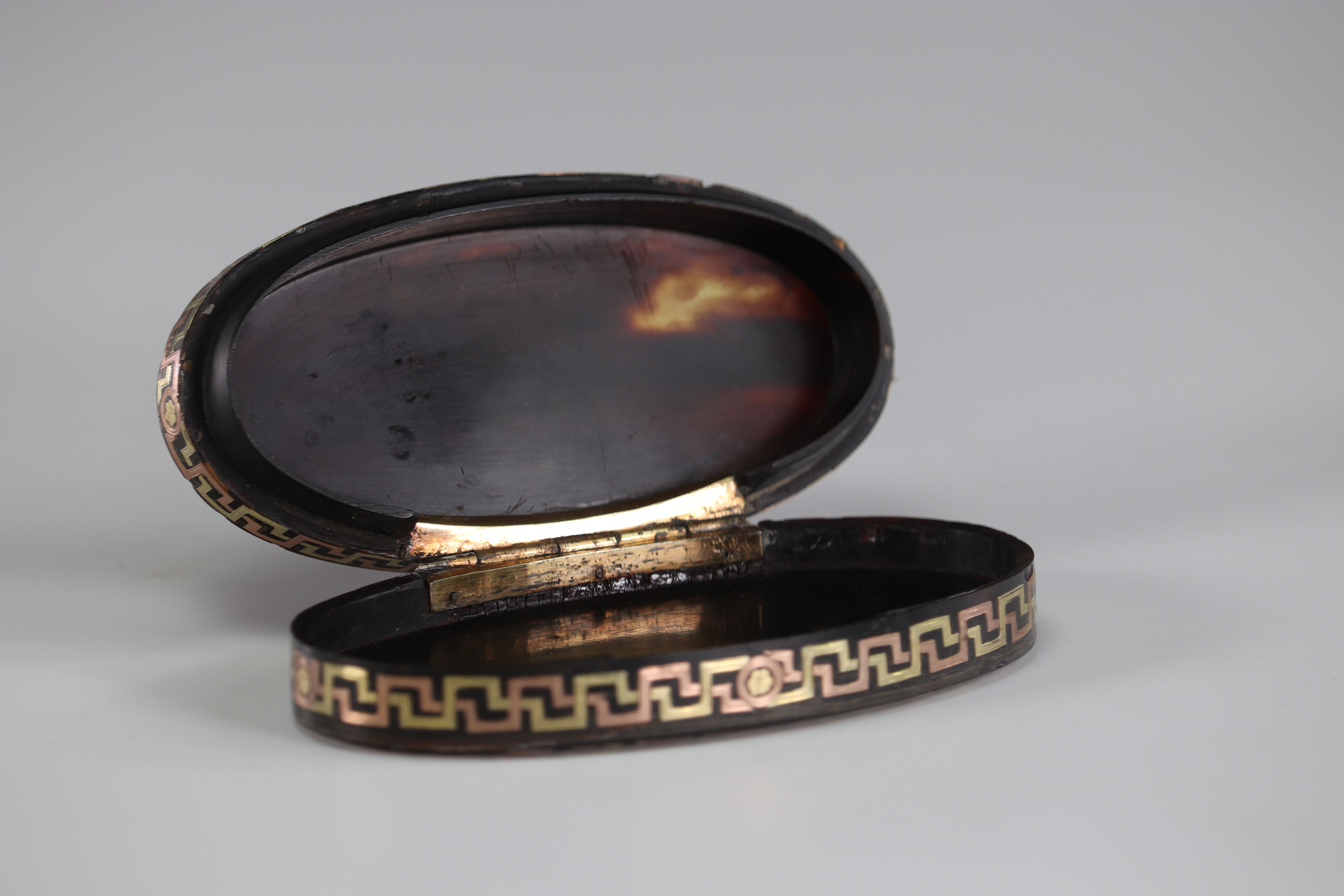 Snuffbox probably in gold and copper early 19th century - Image 4 of 4