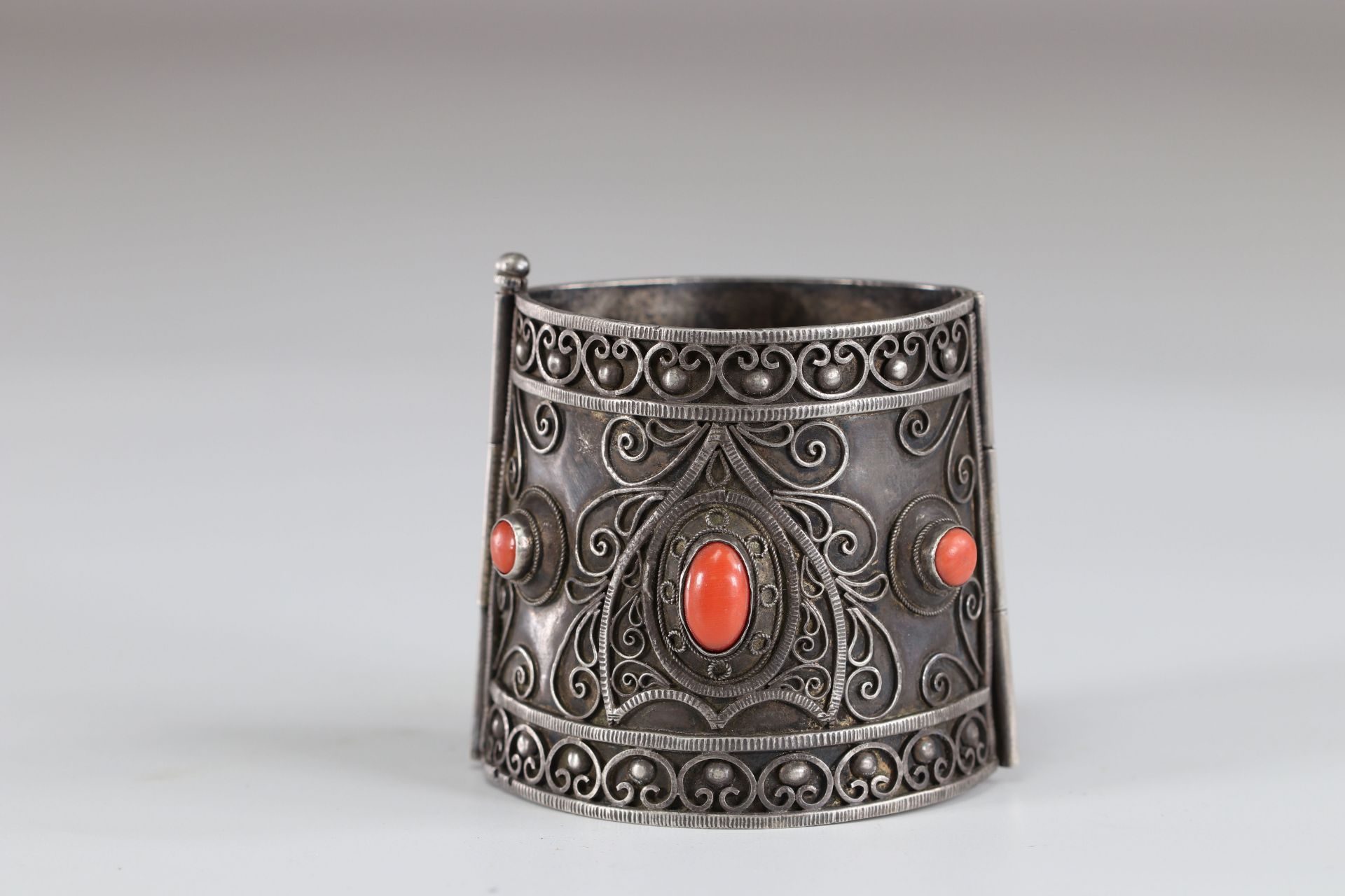 Coral cabochon silver bracelet - Image 2 of 2