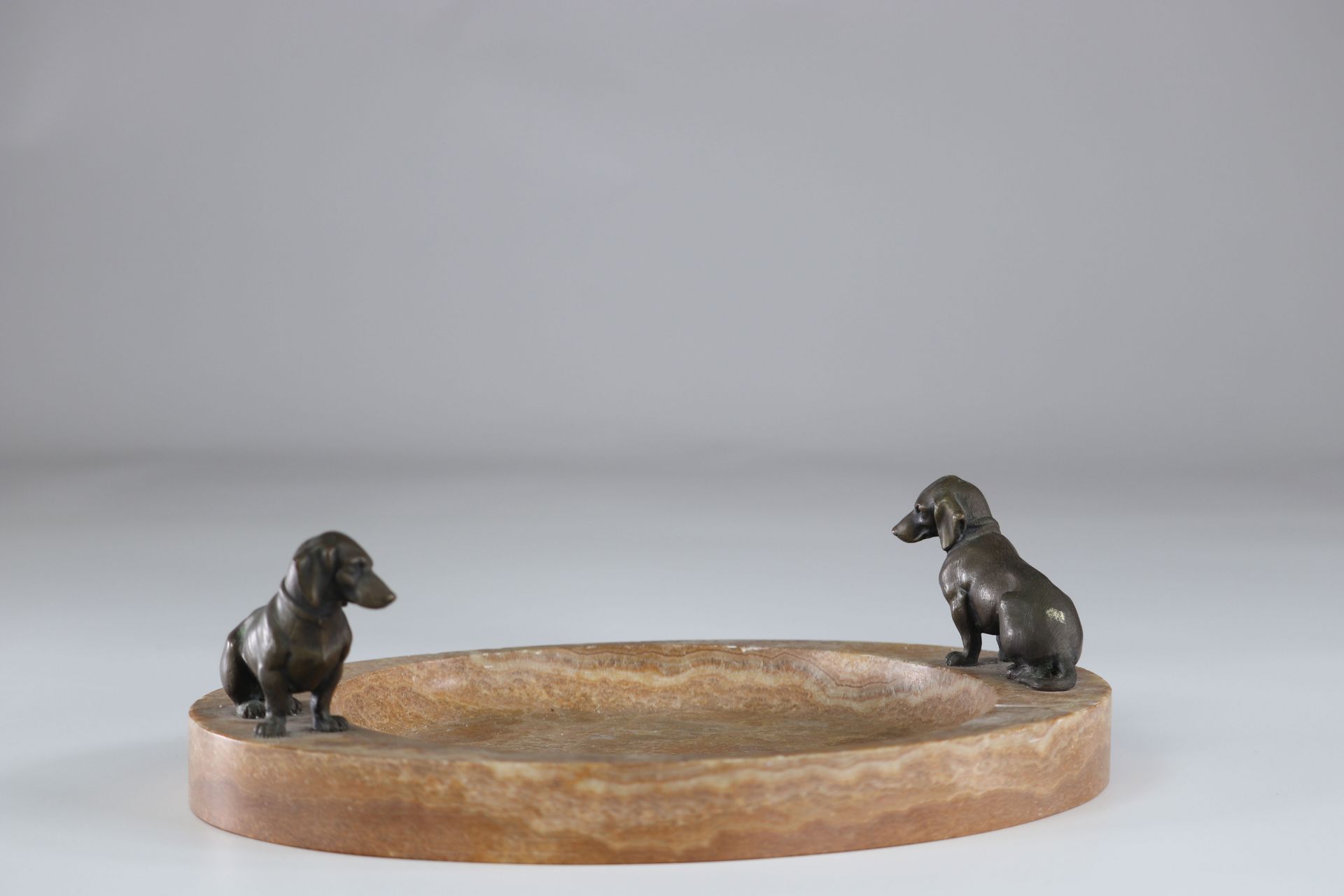 Important marble empty pocket decorated with two bronze dogs probably Viennese work.