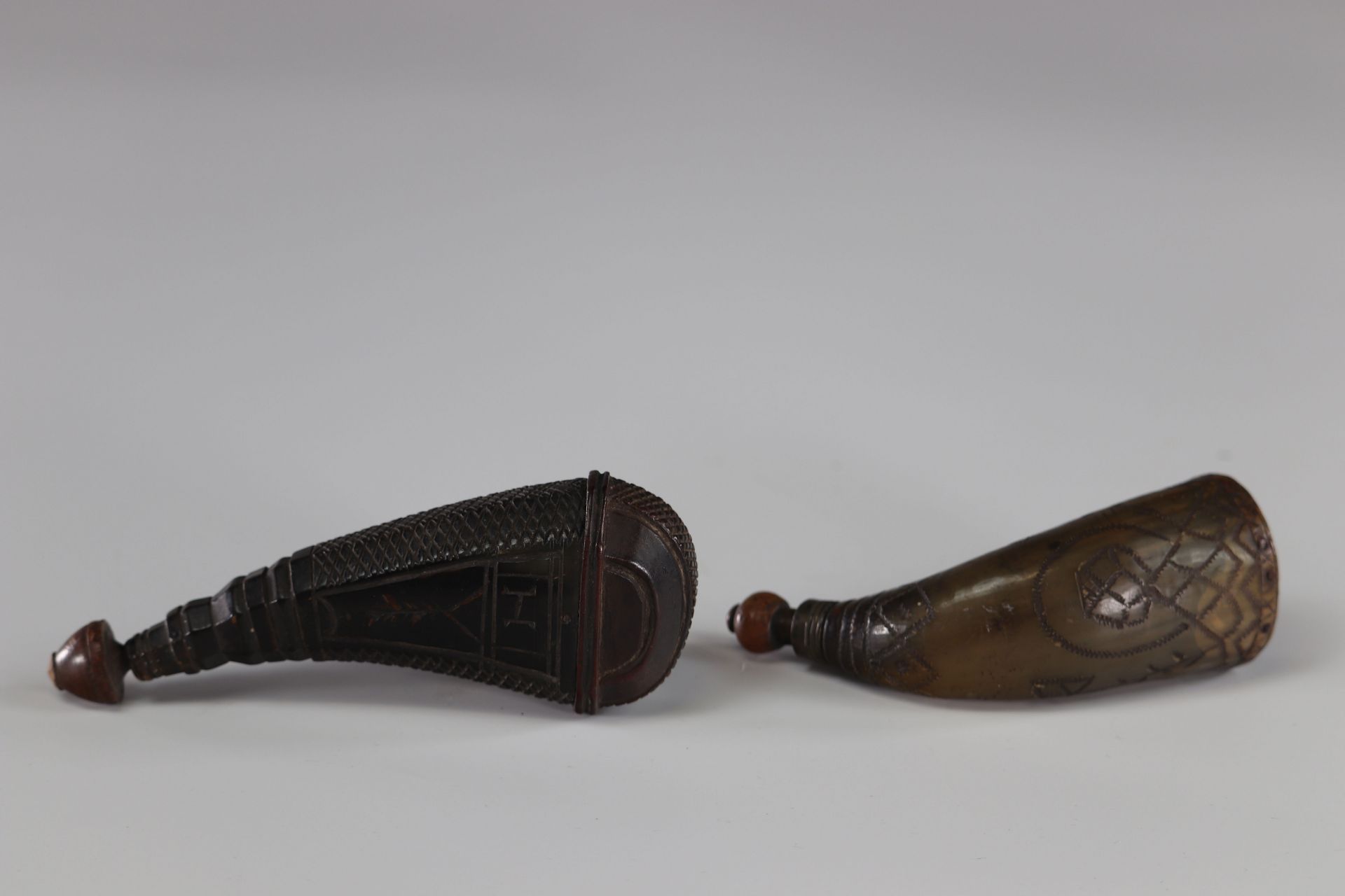 Powder pear set of 2 in engraved horns - Image 2 of 2