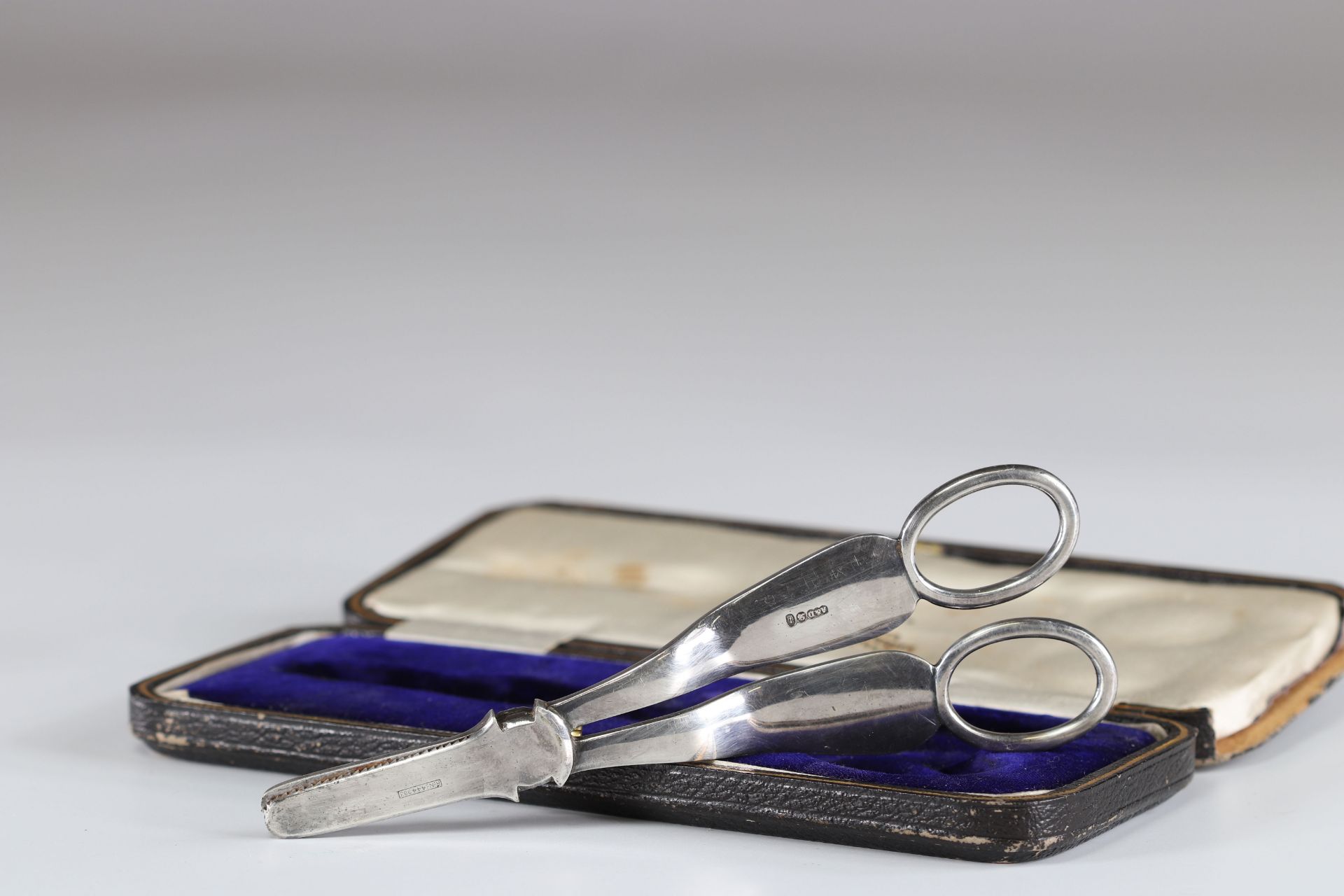 Pair of hallmarked silver grape scissors - Image 2 of 2