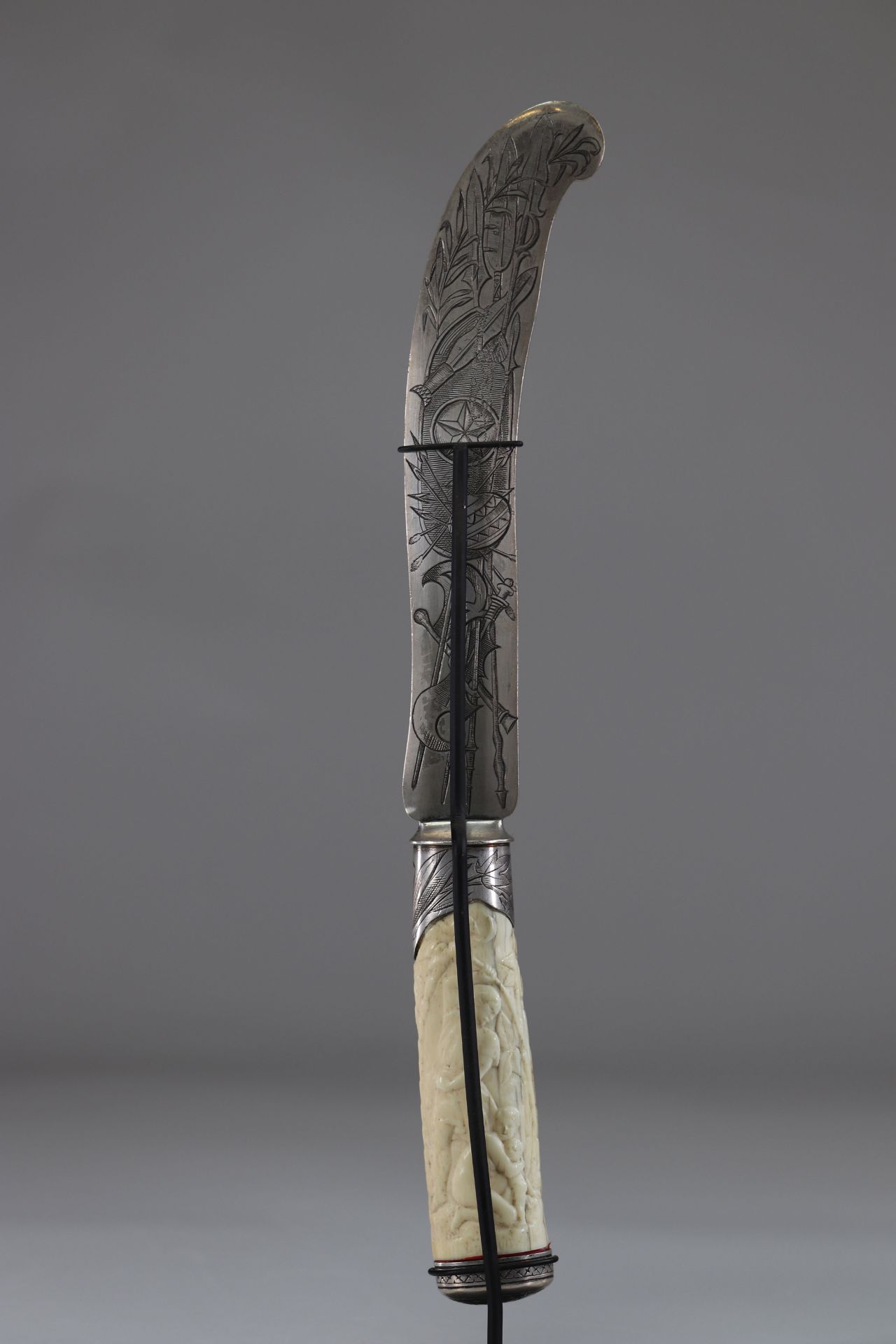 Sumptuous African colonial knife blade engraved with Congo weapons, handle carved with characters ci - Image 2 of 2