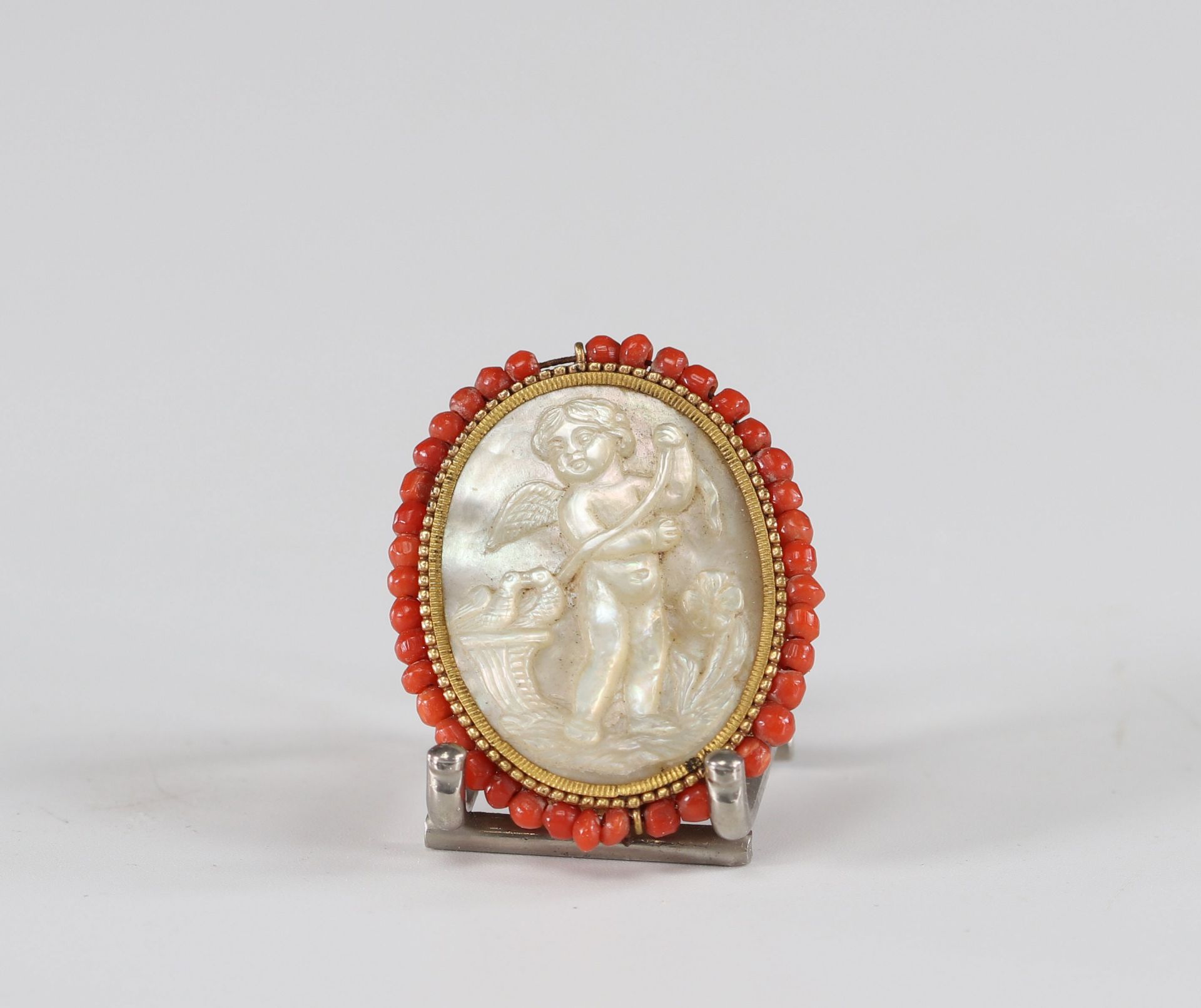 Rare Louis XV mother-of-pearl and coral buttons "engraved with cherubs". - Bild 3 aus 3