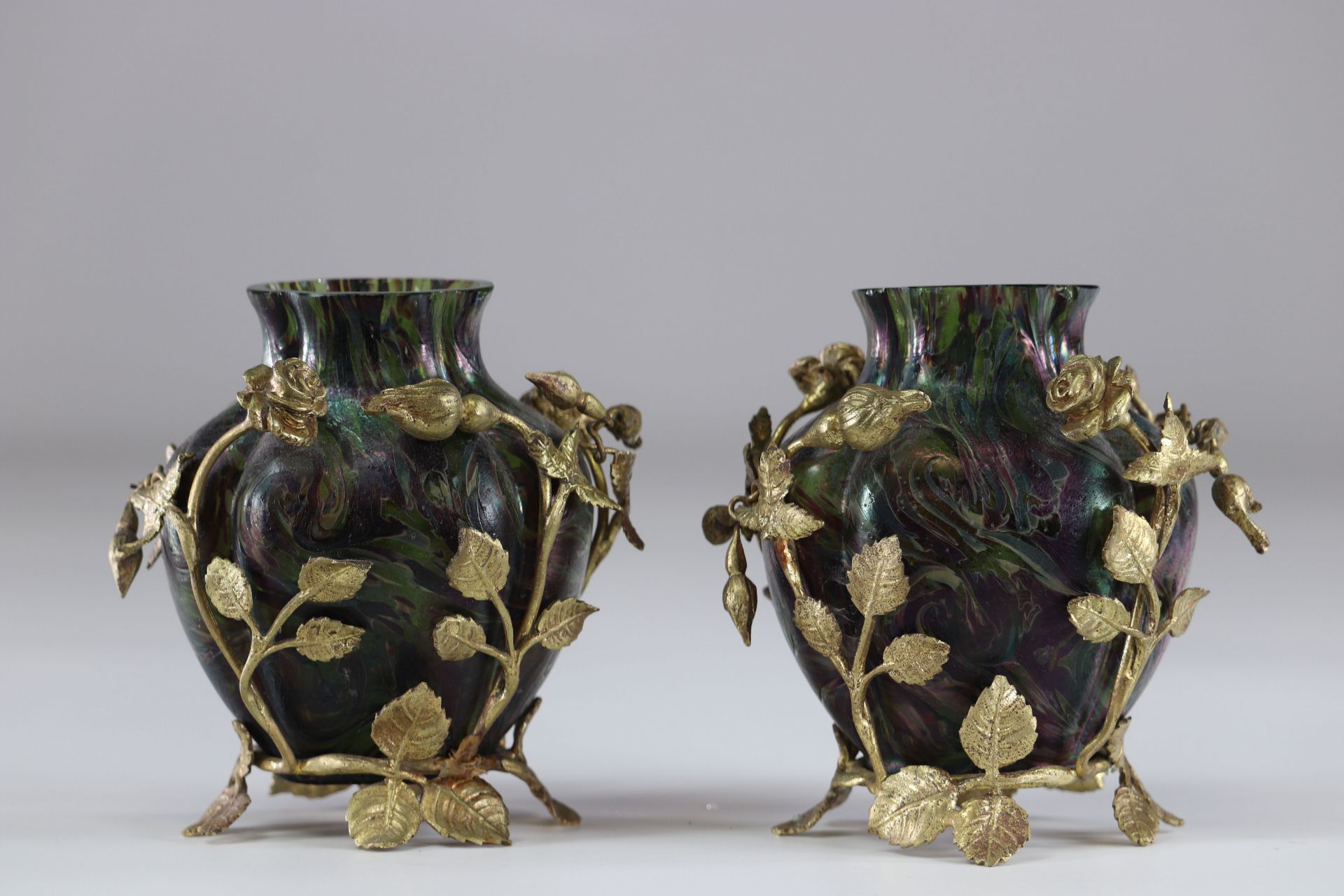 Pair of Art Nouveau vases in the spirit of Loetz decorated with bronze roses - Image 2 of 2