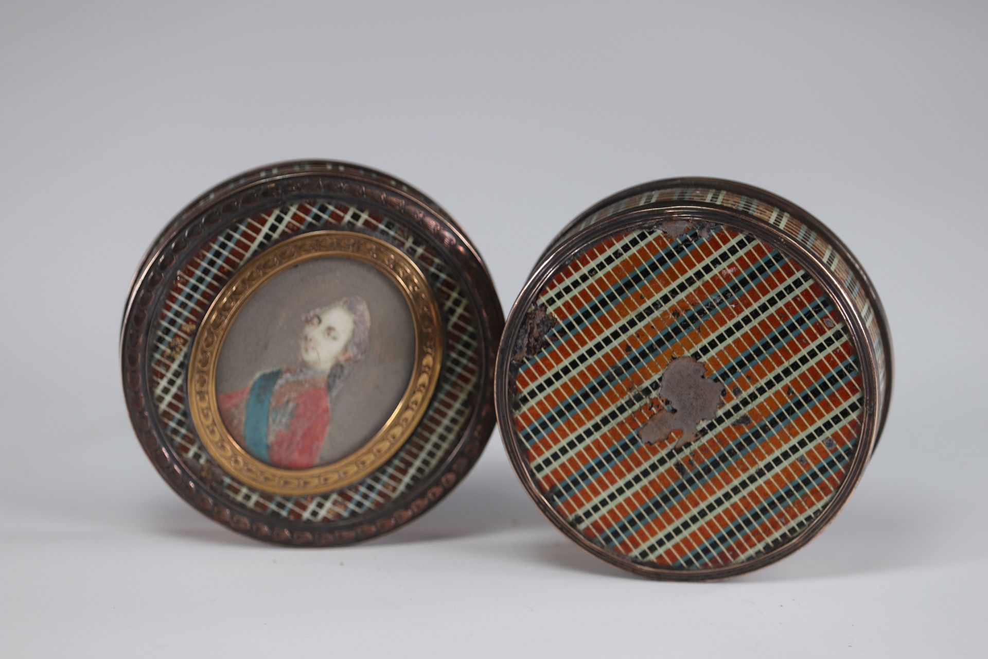 golden circle snuff box decorated with a late 18th century soldier - Image 4 of 4