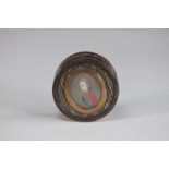 golden circle snuff box decorated with a late 18th century soldier