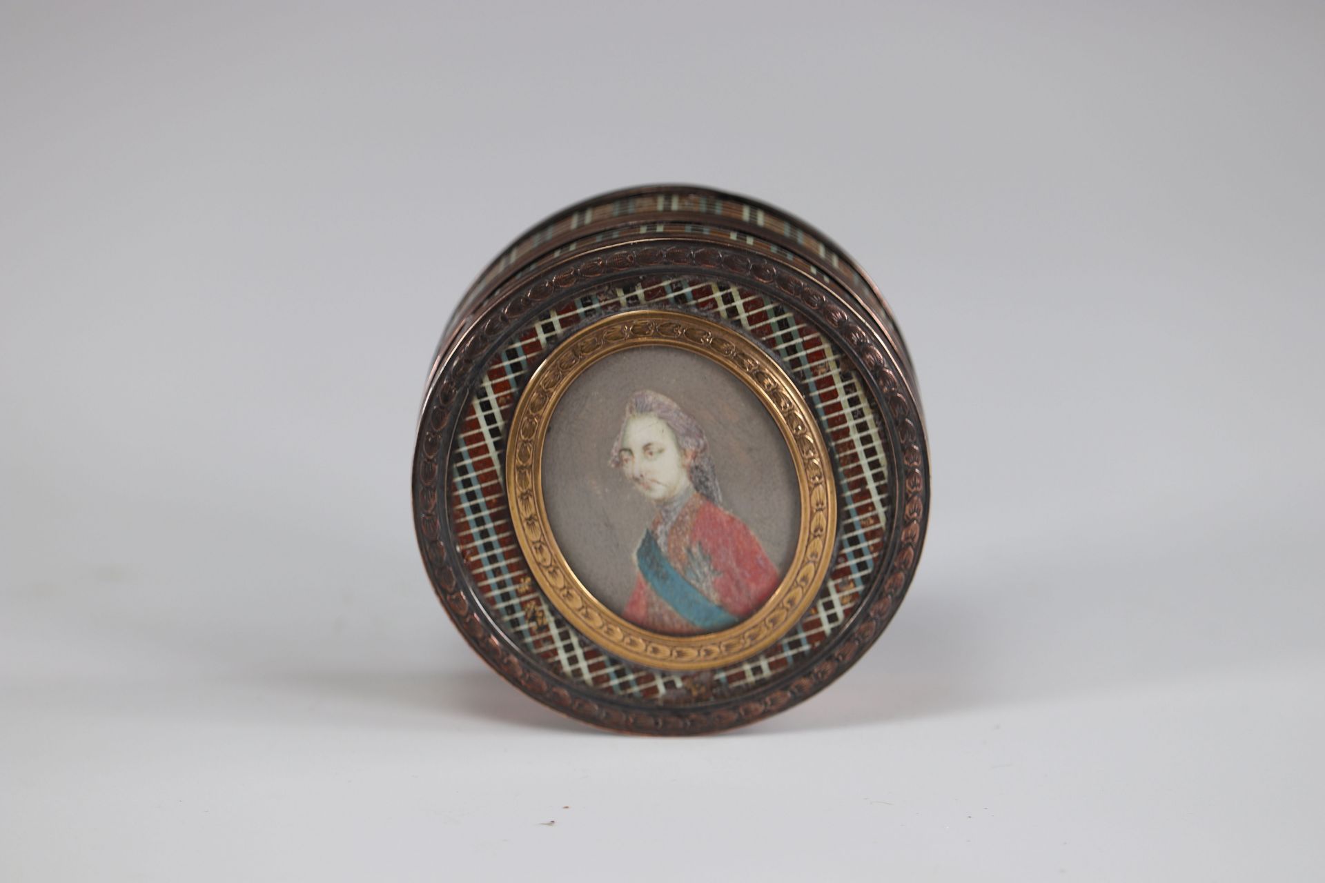 golden circle snuff box decorated with a late 18th century soldier