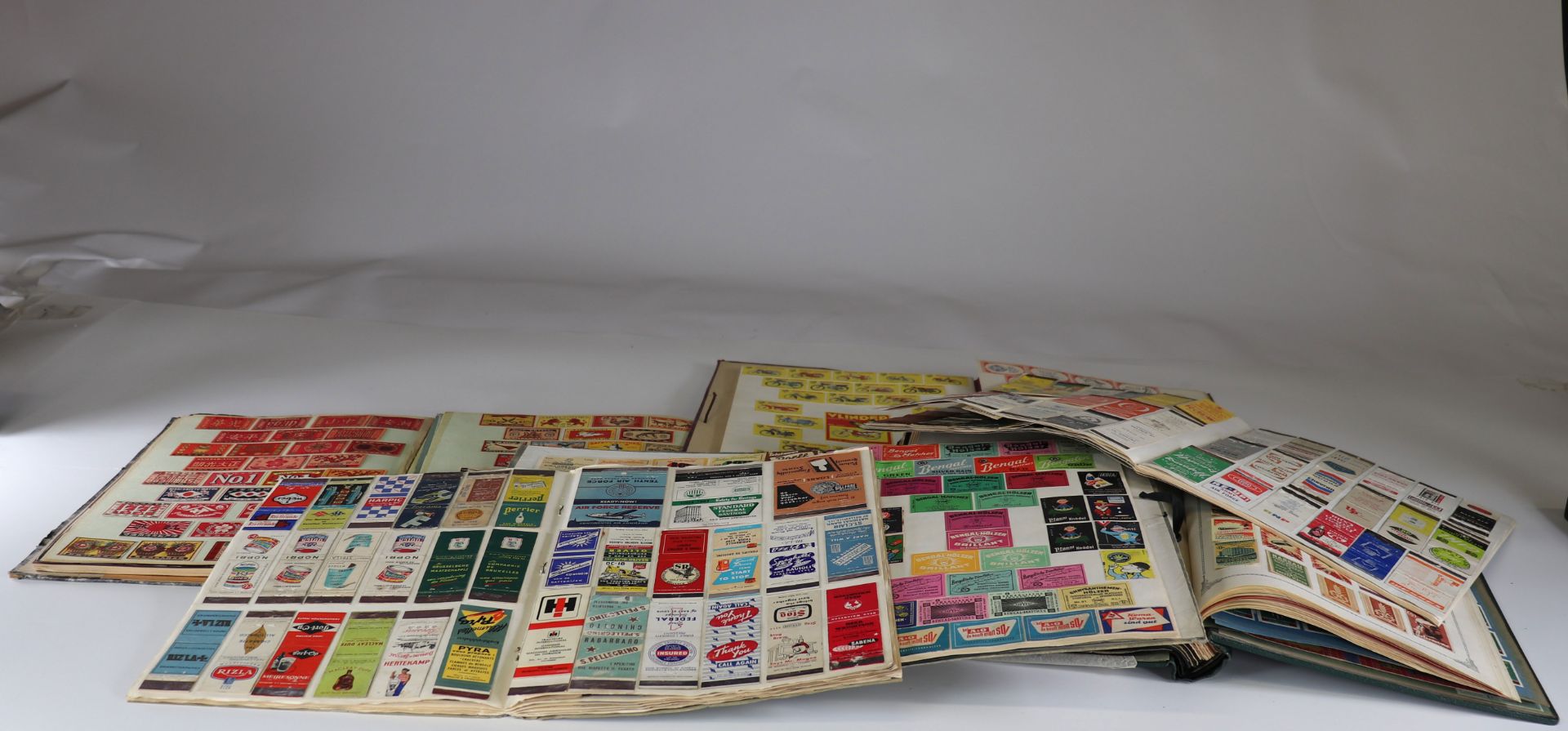 Collection of matchboxes (10 albums) China, Russia, America ...
