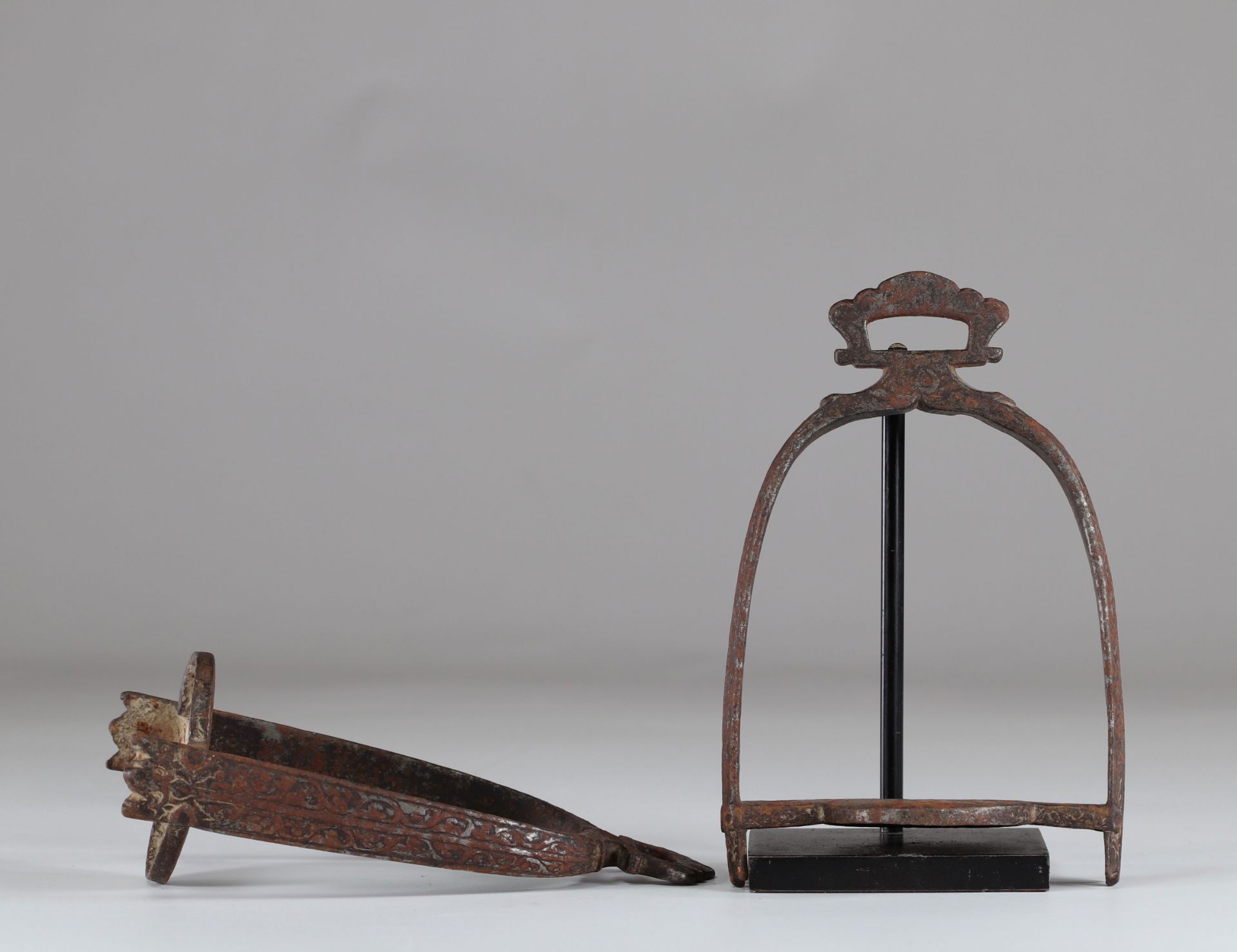 High period engraved iron stirrup