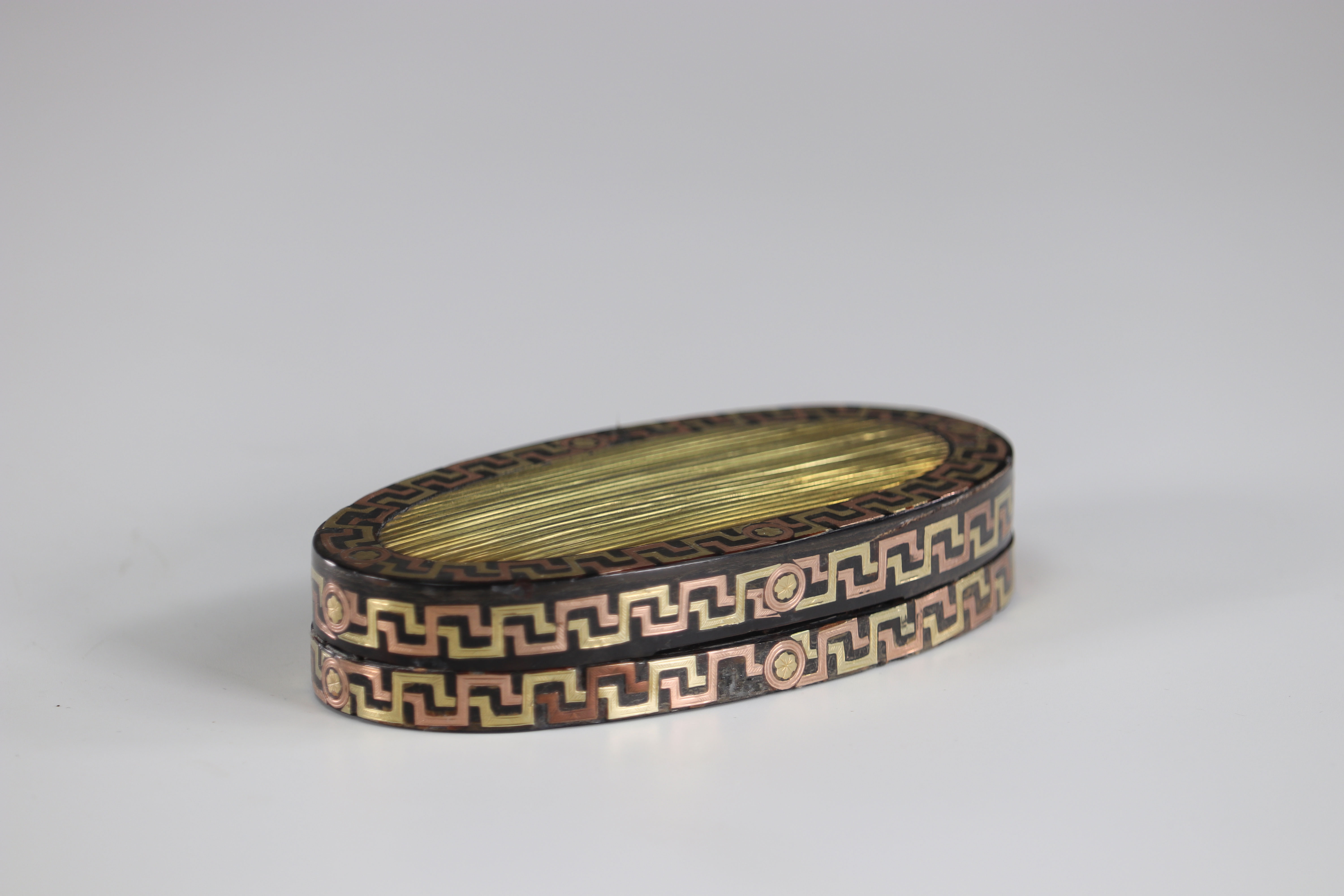Snuffbox probably in gold and copper early 19th century - Image 2 of 4