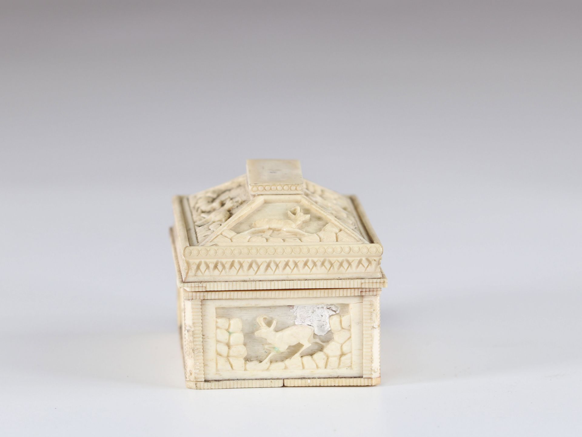 19th century mountain chamois carved box - Image 2 of 4