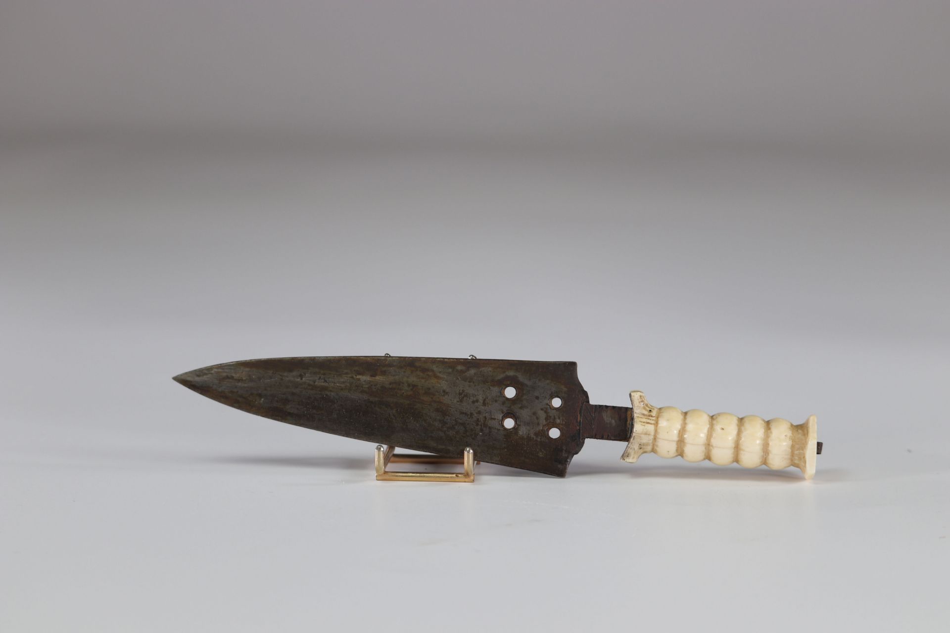 Mangbetu knife in its sheath - Image 4 of 4