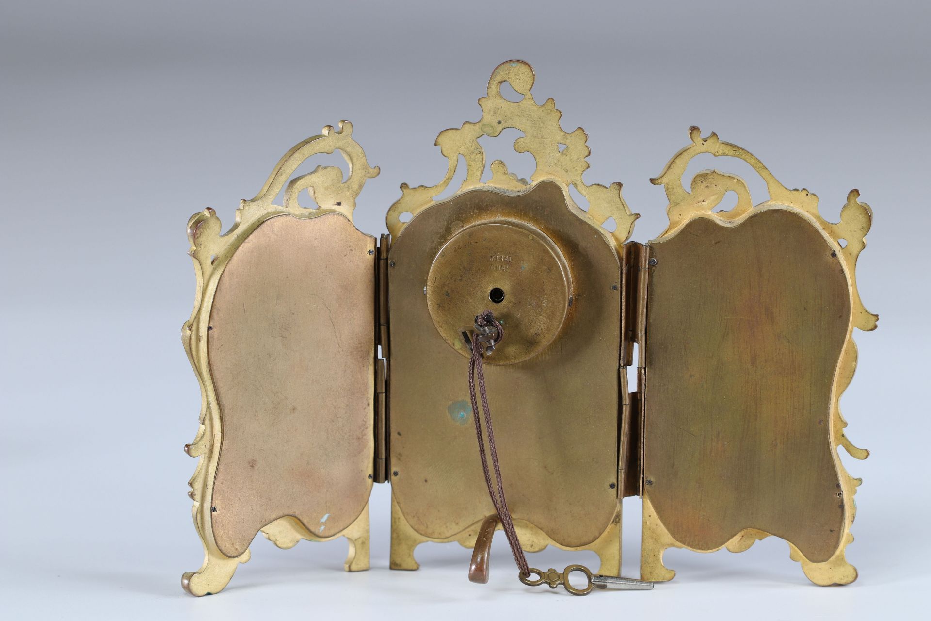 Enamel triptych desk clock "gallant scene Louis XV" - Image 2 of 2