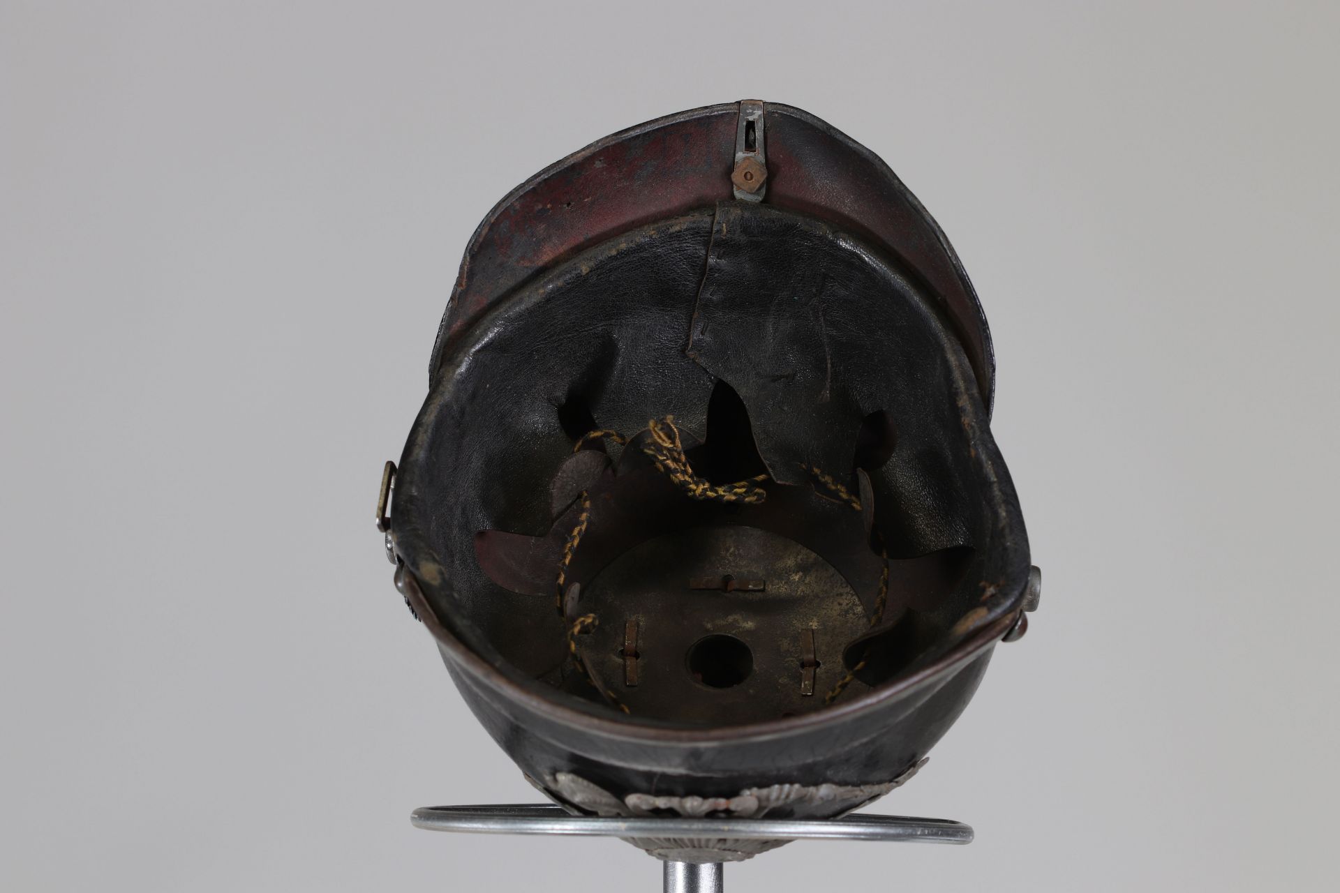 Small gray tip helmet 1917 interior cavchet number 1 + date - Image 5 of 5