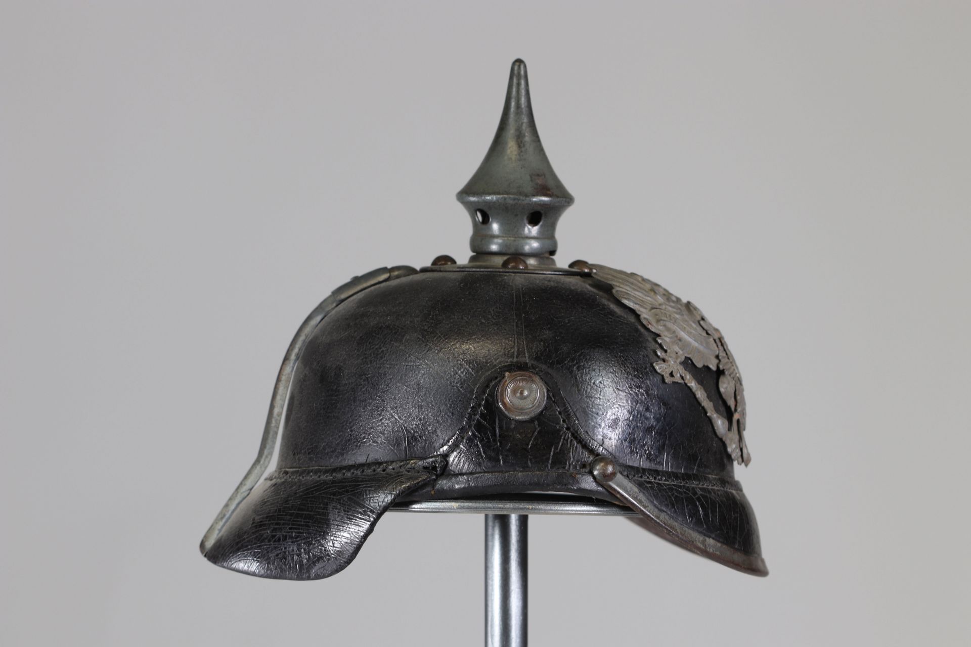 Small gray tip helmet 1917 interior cavchet number 1 + date - Image 2 of 5