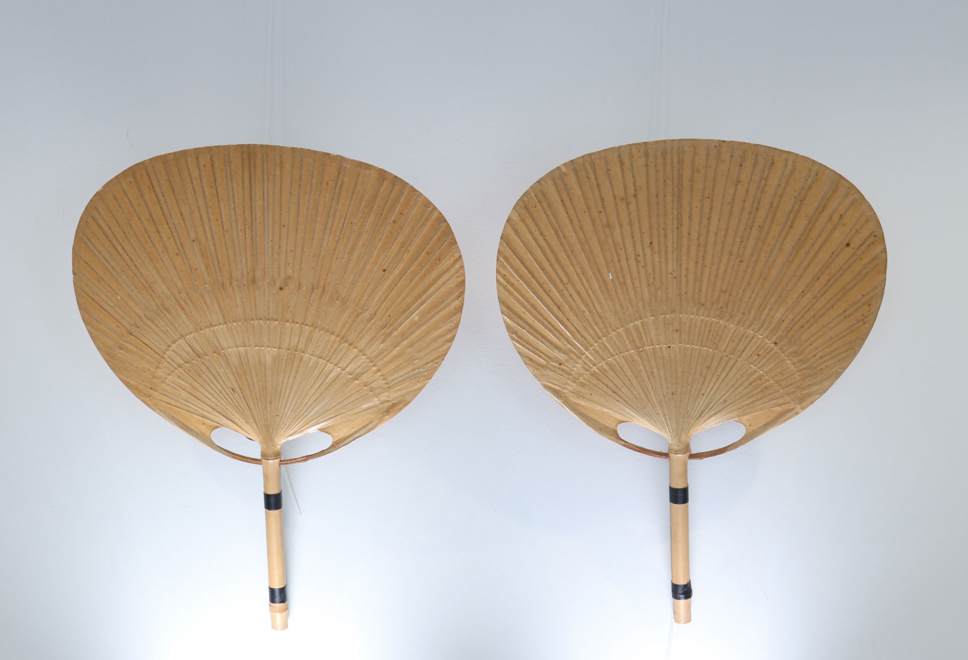 Ingo Maurer (born in 1932) Uchiwa III model Pair of bamboo and rice paper wall lights Design Edition - Bild 3 aus 4