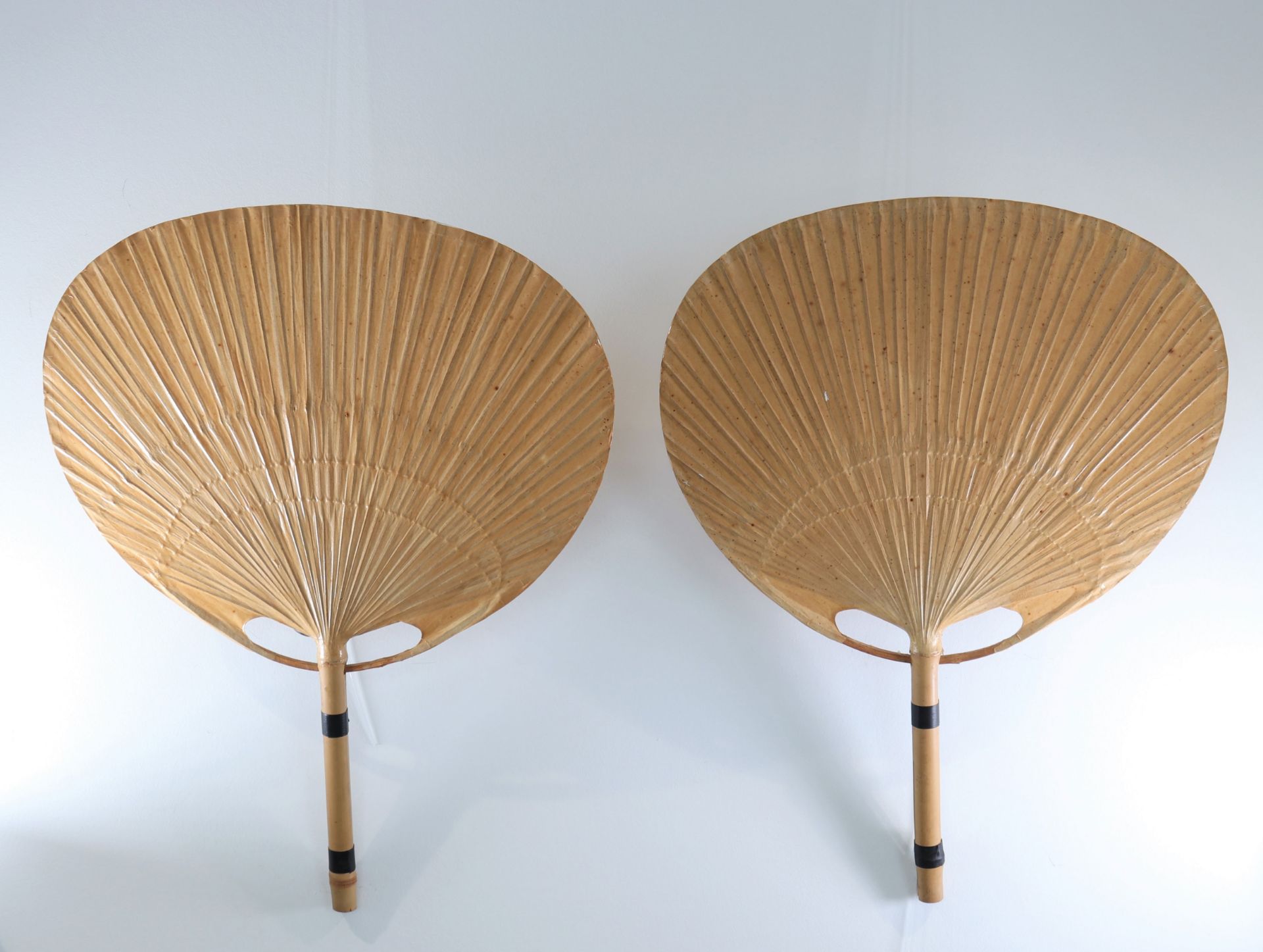 Ingo Maurer (born in 1932) Uchiwa III model Pair of bamboo and rice paper wall lights Design Edition - Image 2 of 4