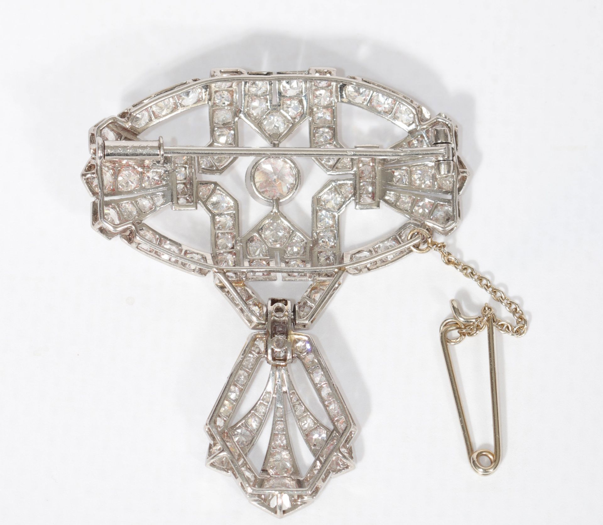 Geometric Art Deco brooch in platinum and paved with diamonds - Image 2 of 3