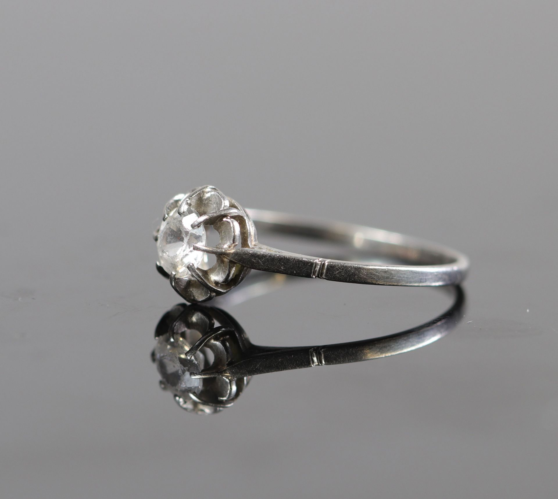 White gold ring, topped with a solitaire diamond