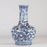 China white blue porcelain vase decorated with dragons, Qing period Mark with circles